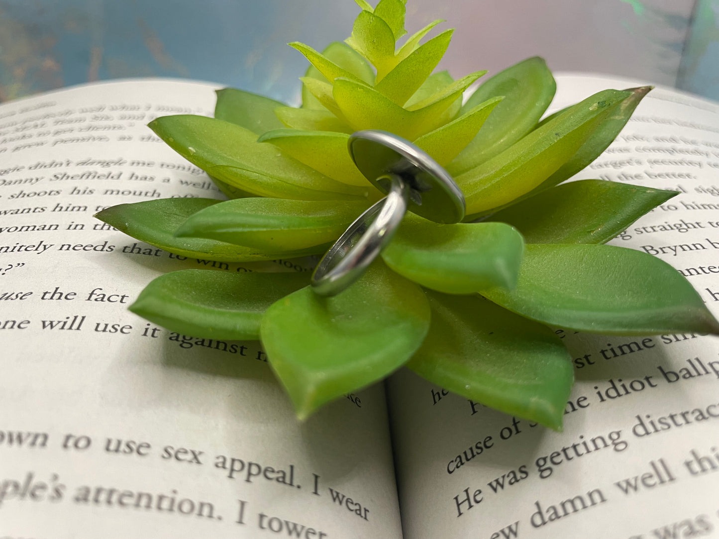 Adjustable glow-in-the-dark northern light ring