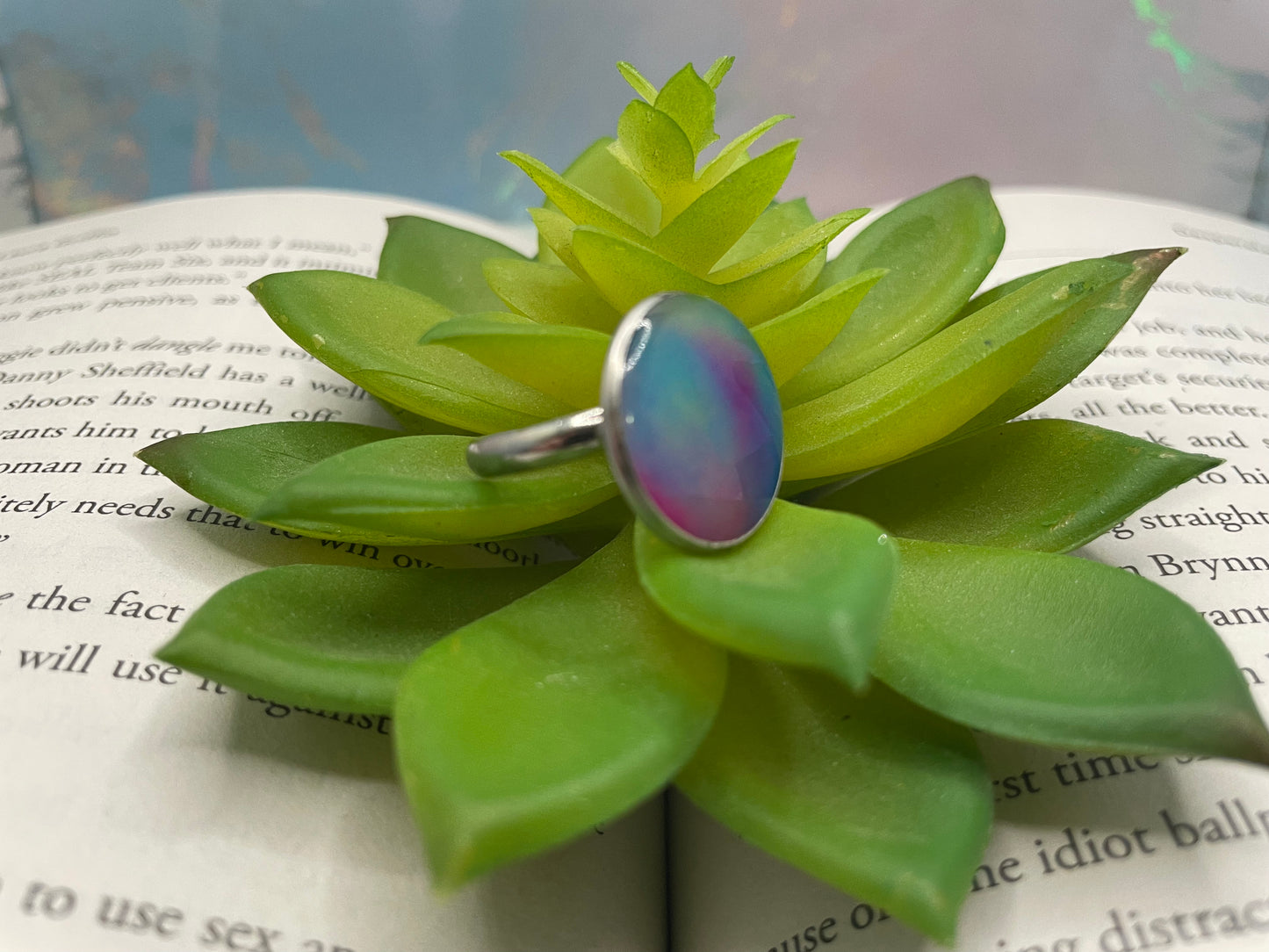 Adjustable glow-in-the-dark northern light ring