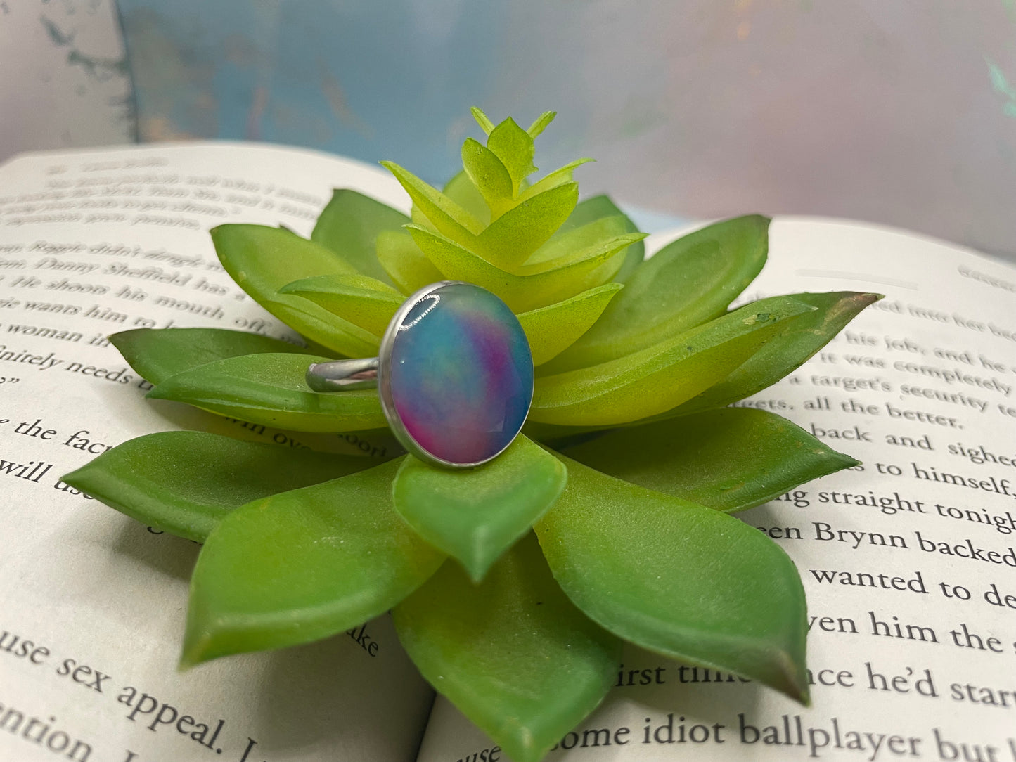 Adjustable glow-in-the-dark northern light ring