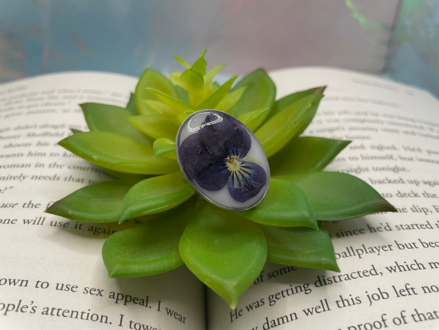 Bague fleur pensée ovale – acier inoxydable (ajustable)