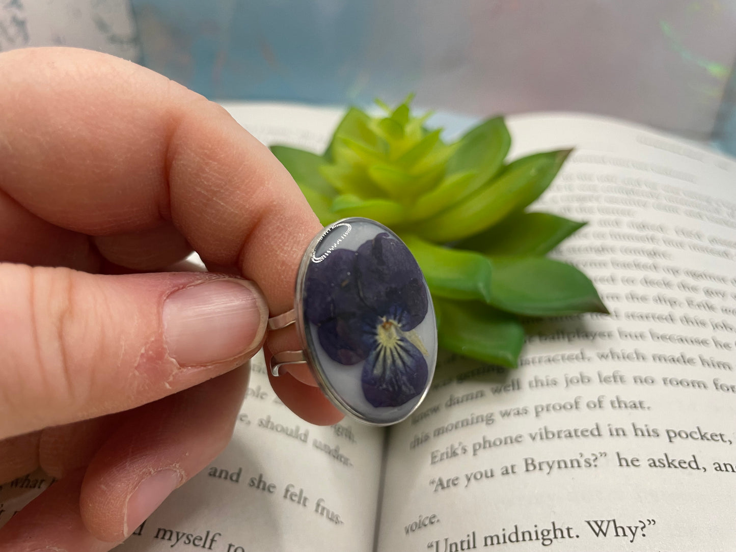 Bague fleur pensée ovale – acier inoxydable (ajustable)