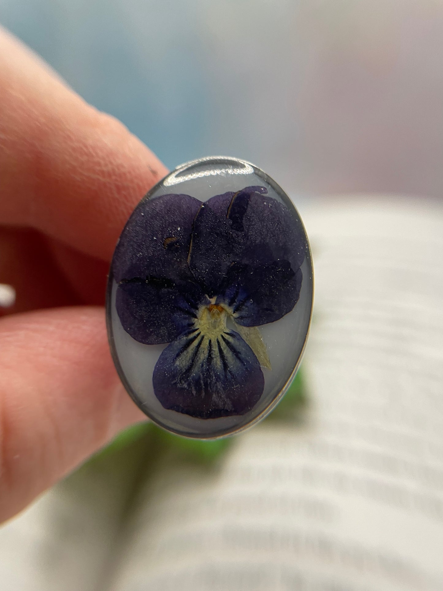 Bague fleur pensée ovale – acier inoxydable (ajustable)