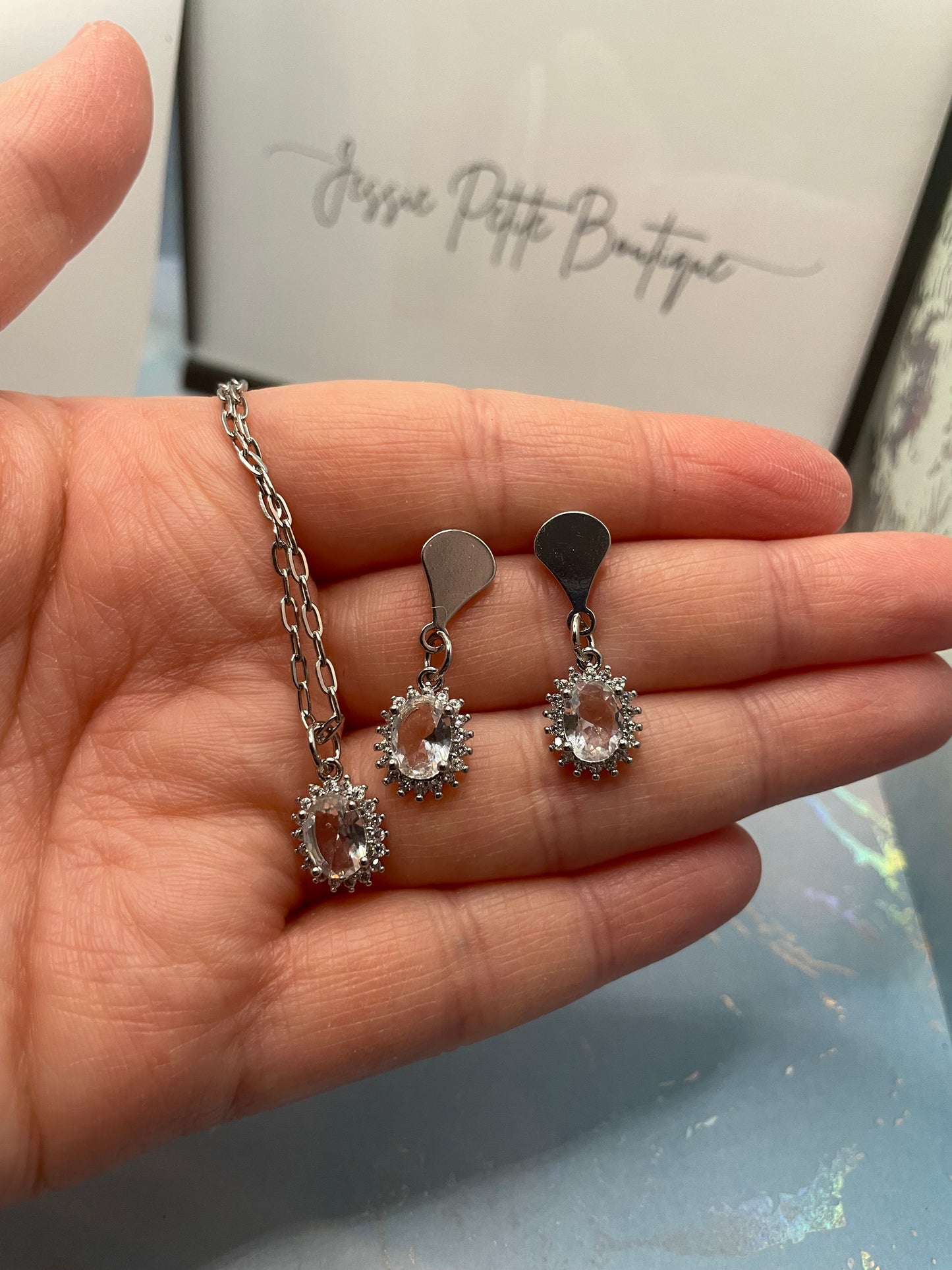 Ensemble ovale zircone cubique scintillantes - 20'' Sans Nickel