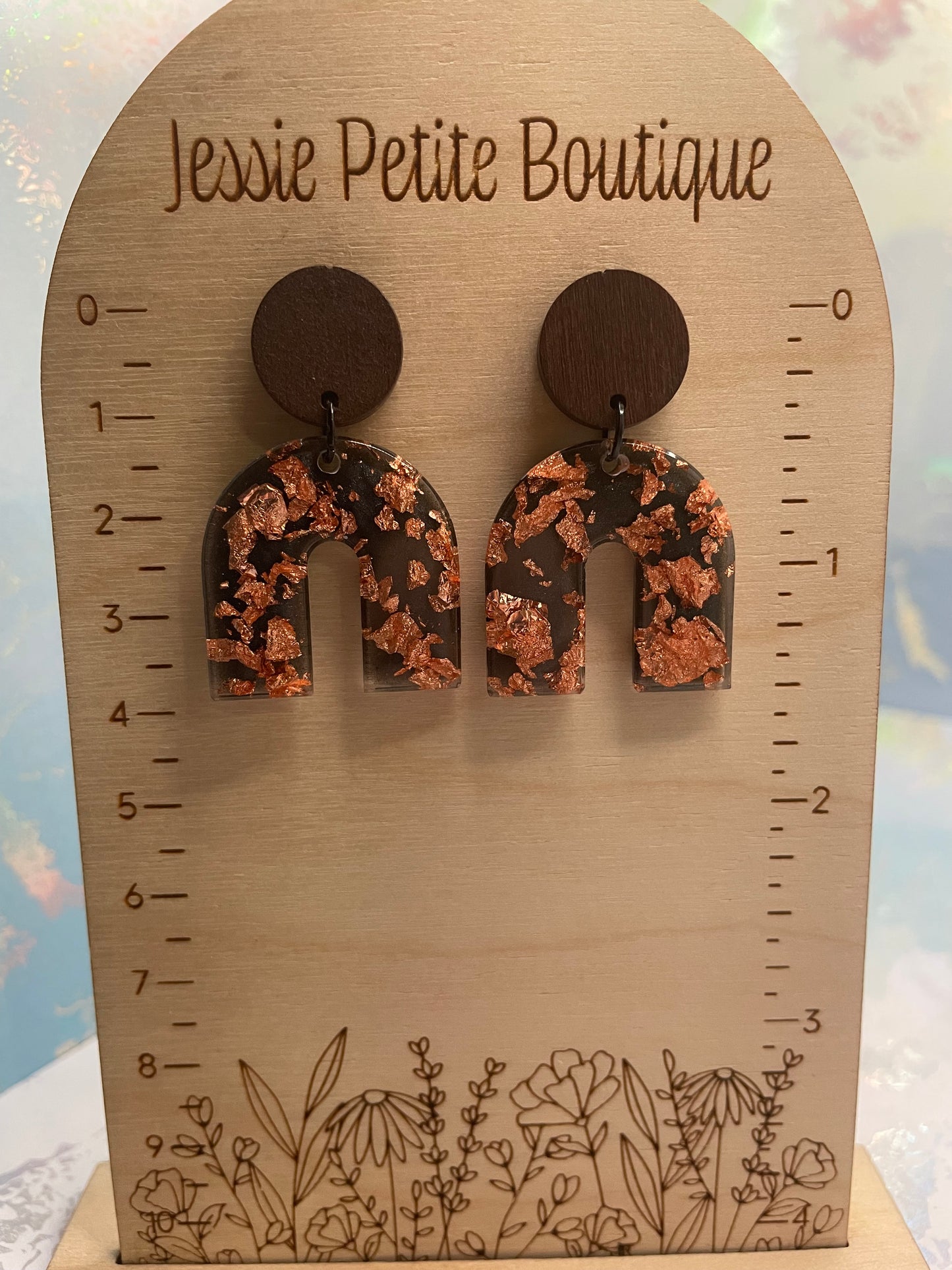 Boucles d'oreilles arche grise avec feuille d'or rose