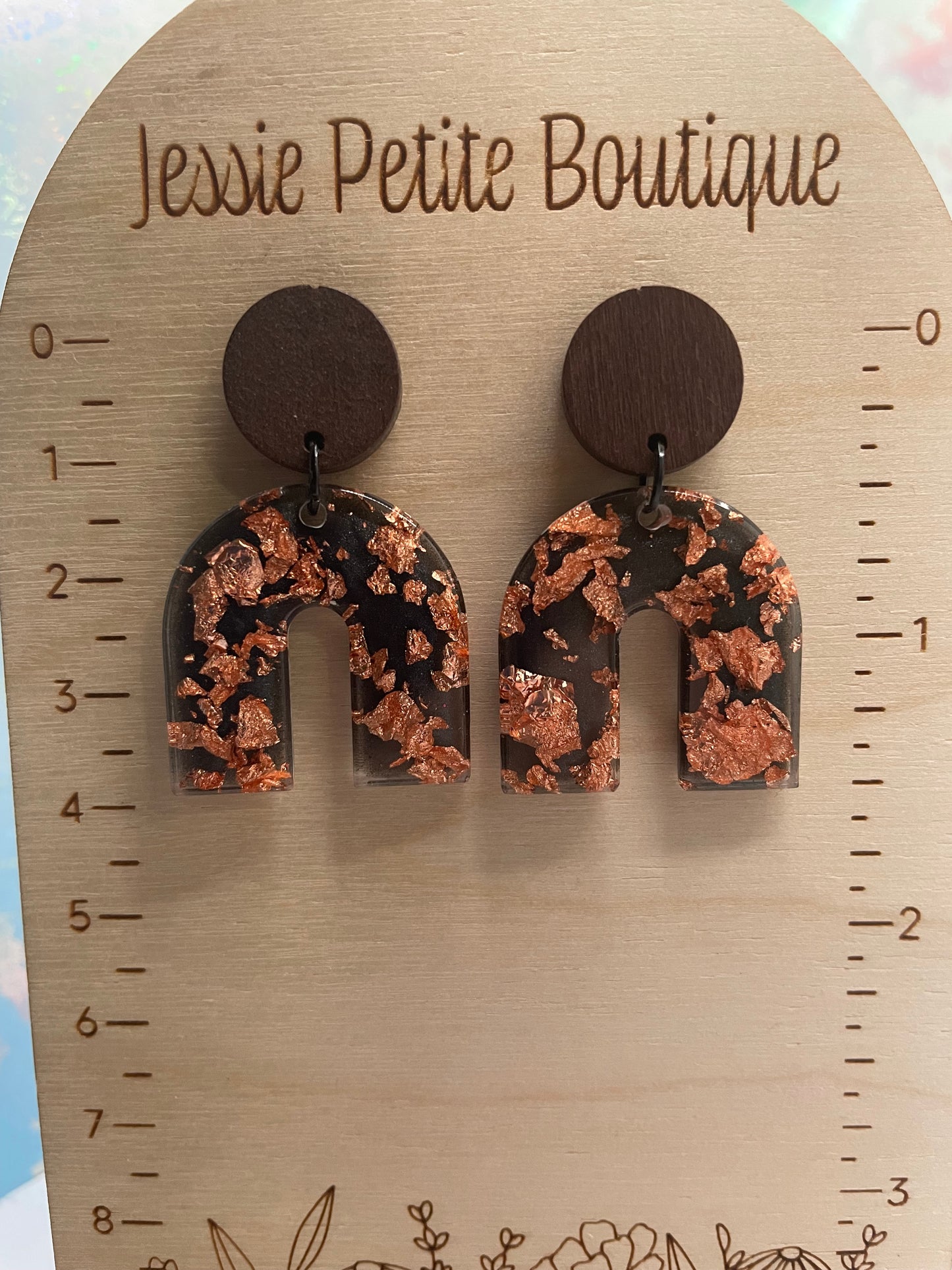 Boucles d'oreilles arche grise avec feuille d'or rose