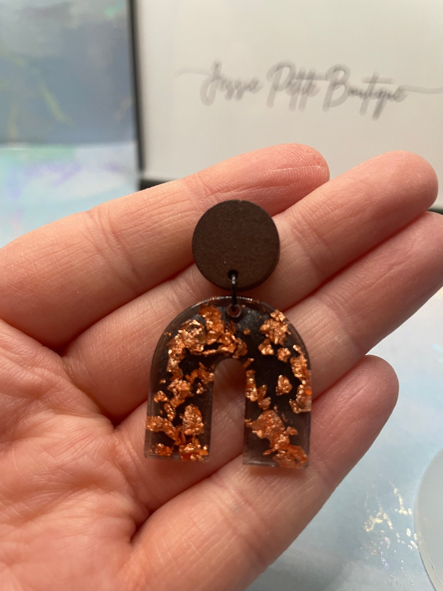 Boucles d'oreilles arche grise avec feuille d'or rose