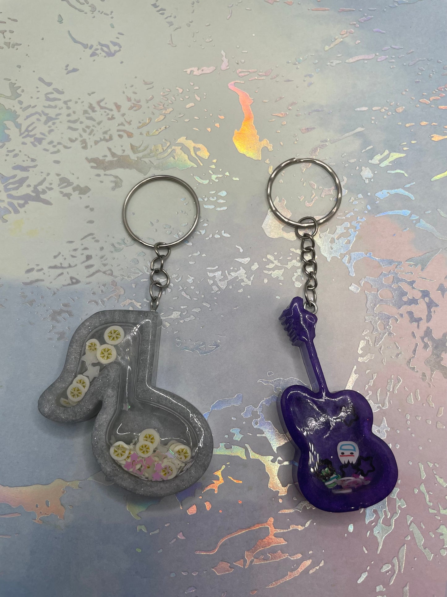 Musical Shaker Resin Keychain – Guitar & Music Note