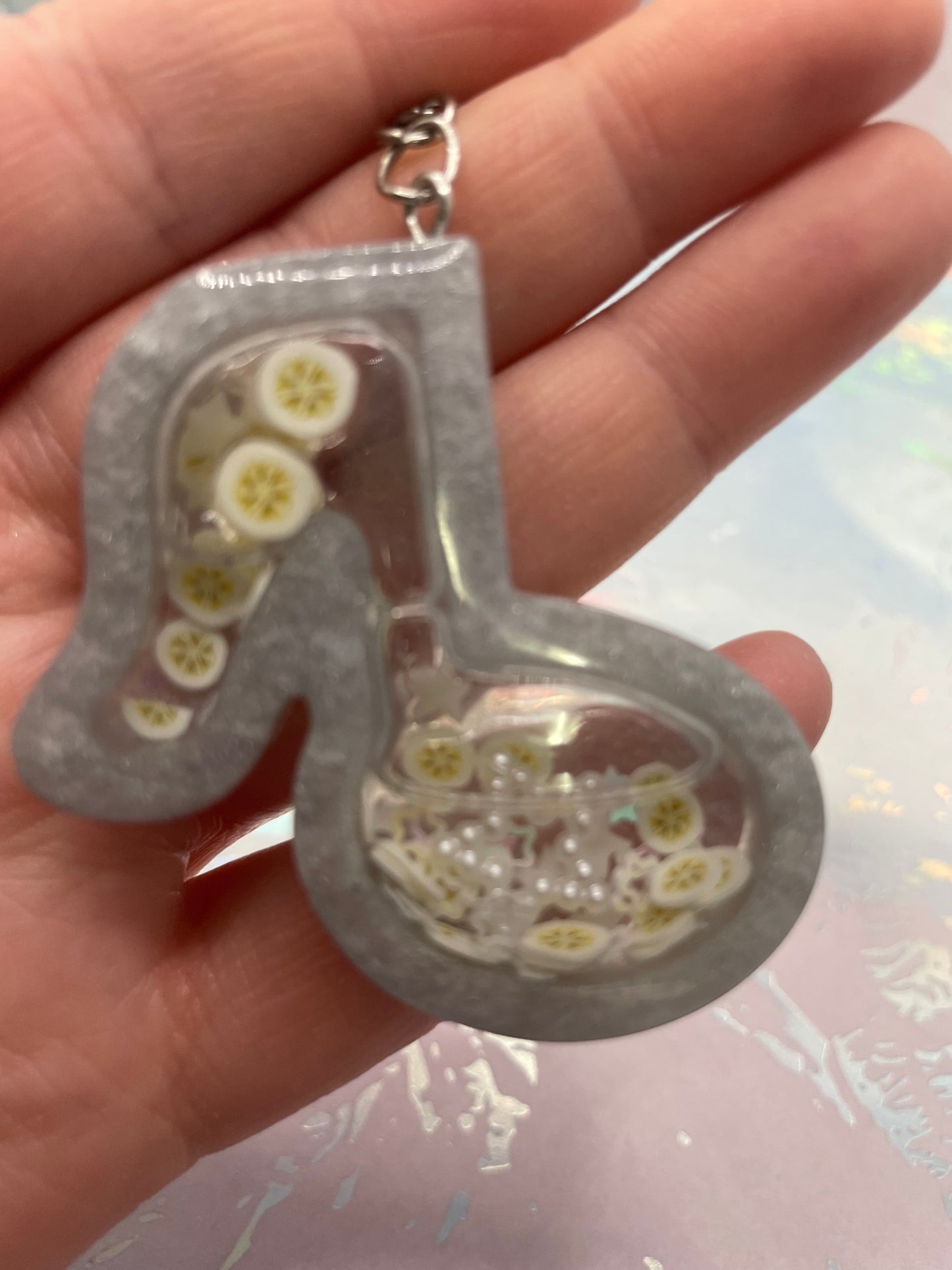 Musical Shaker Resin Keychain – Guitar & Music Note