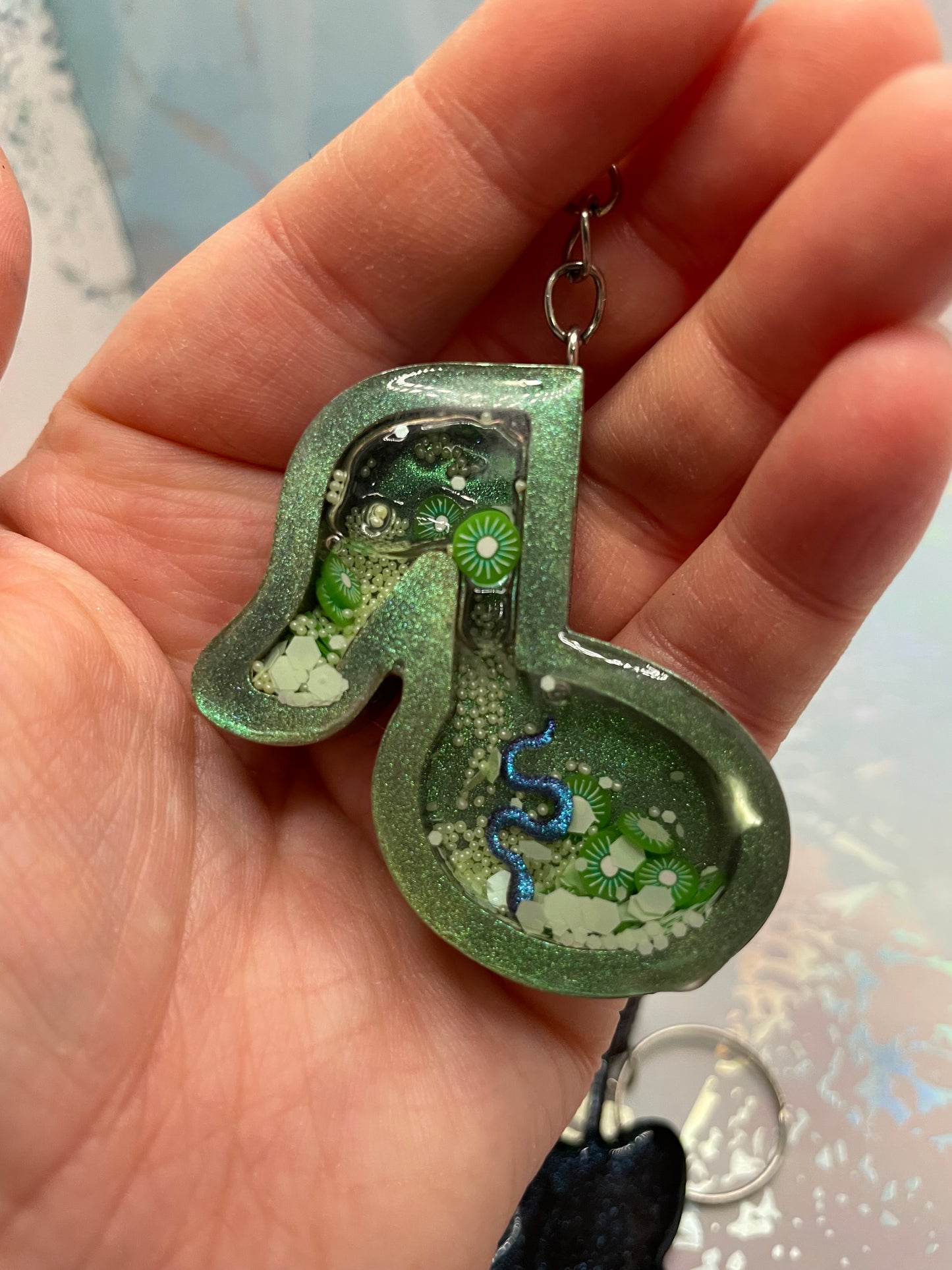 Musical Shaker Resin Keychain – Guitar & Music Note