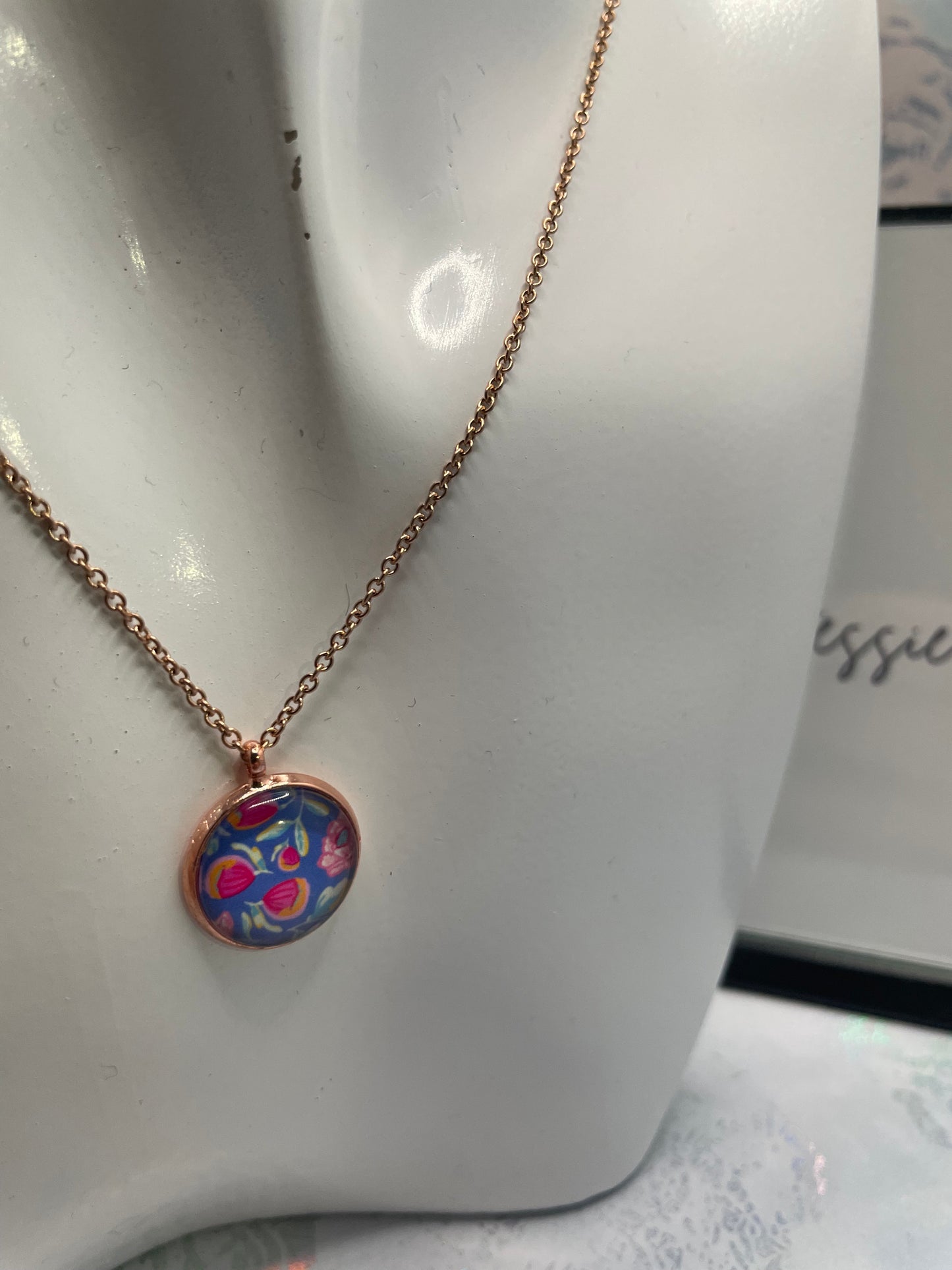 Flower in Rose Gold Cabochon Necklace 18''