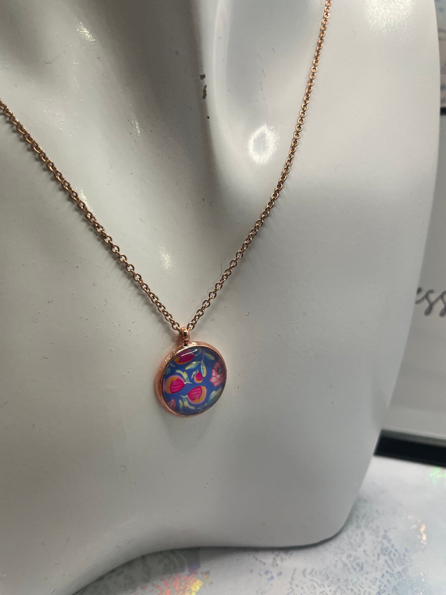 Flower in Rose Gold Cabochon Necklace 18''
