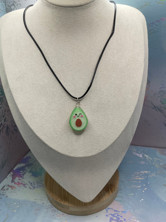 Collier avocat en résine
