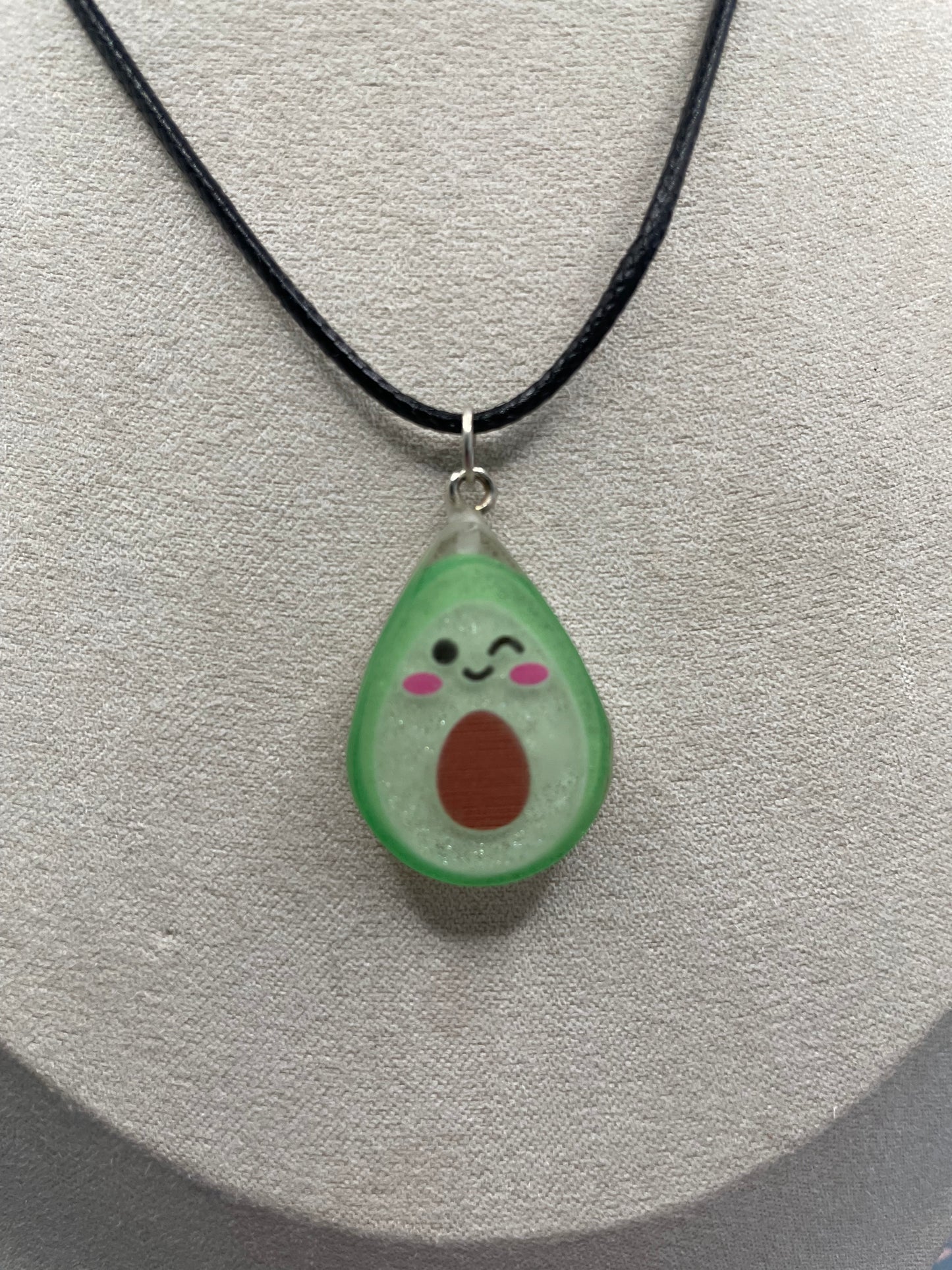 Collier avocat en résine