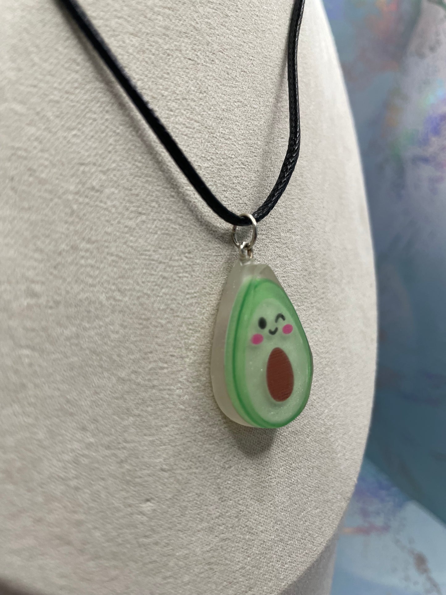 Collier avocat en résine