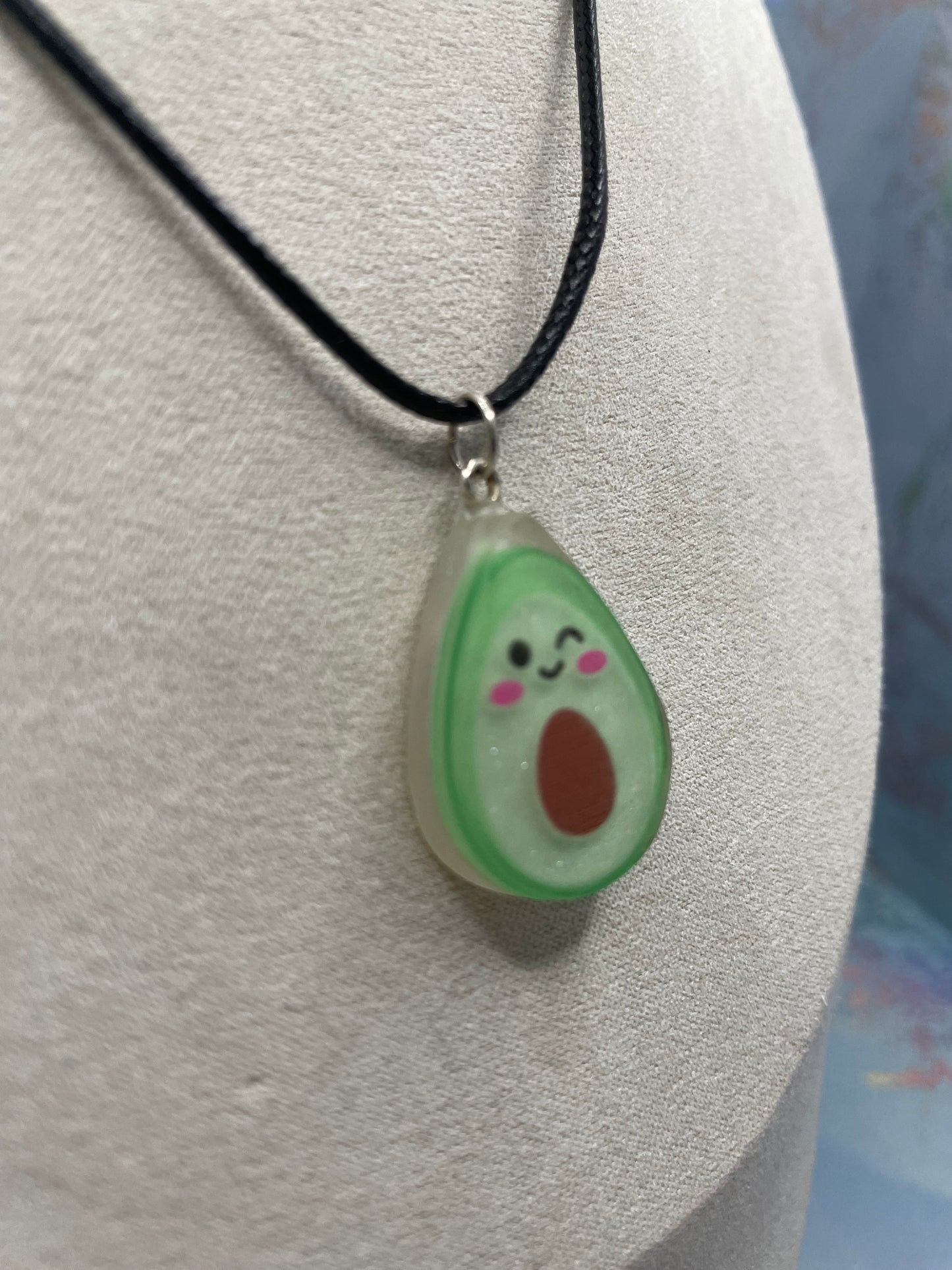 Collier avocat en résine