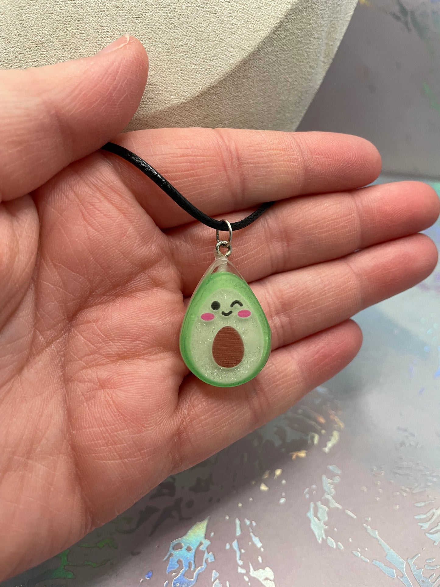 Collier avocat en résine