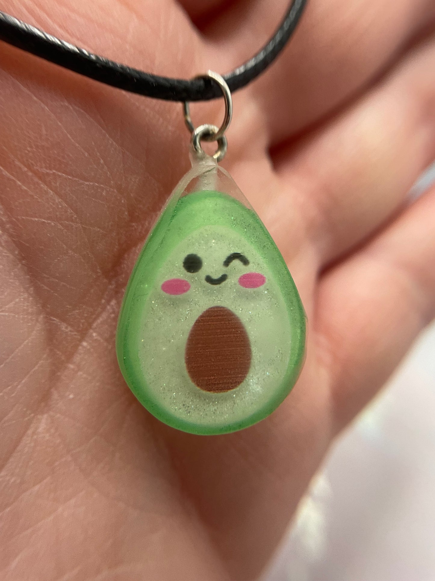 Collier avocat en résine