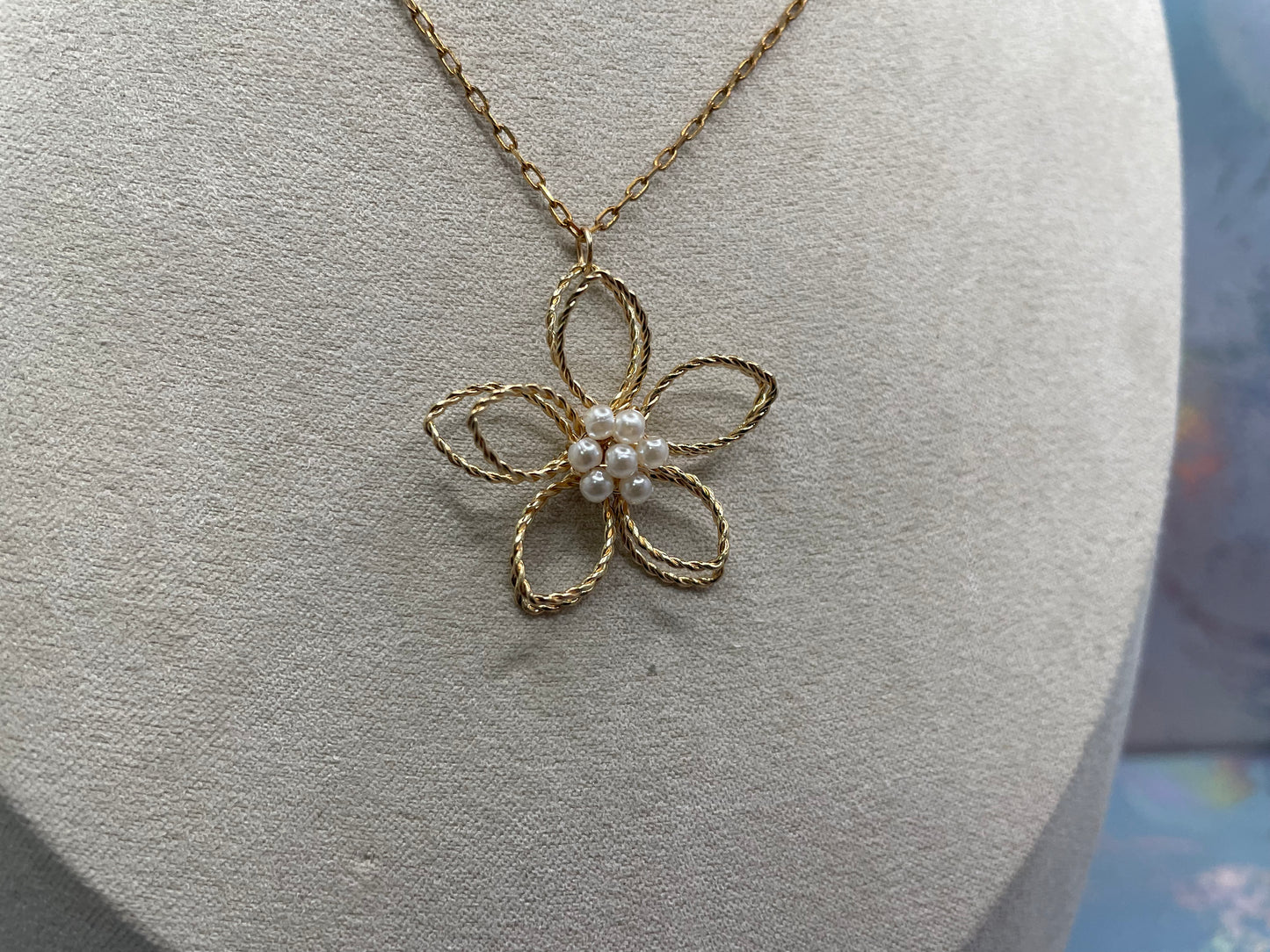 Collier Fleur Doré avec Centre de Perles-20''Sans Nickel