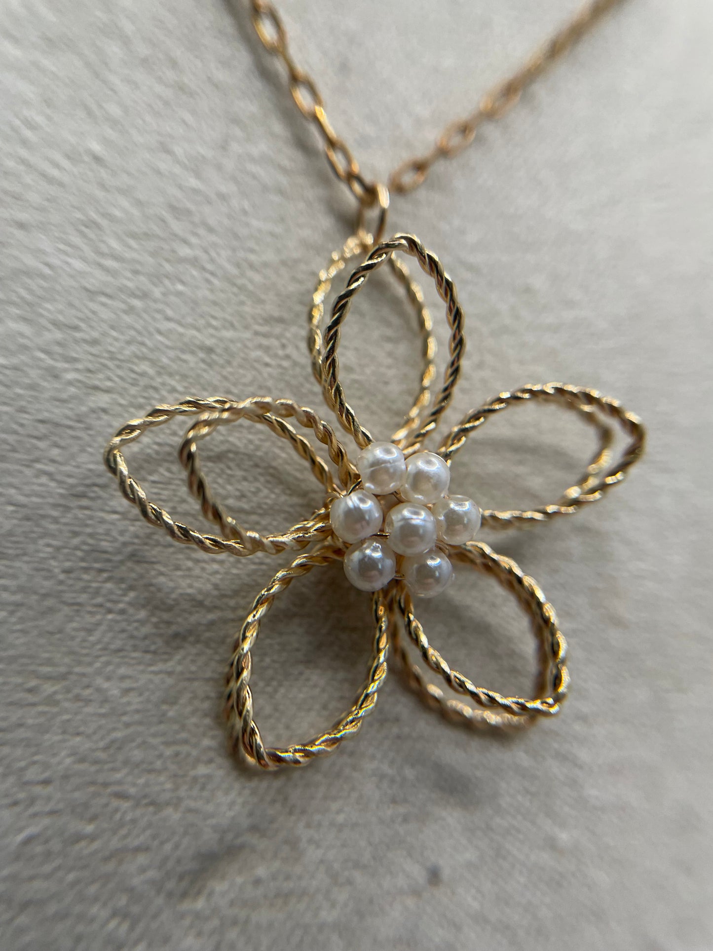 Collier Fleur Doré avec Centre de Perles-20''Sans Nickel