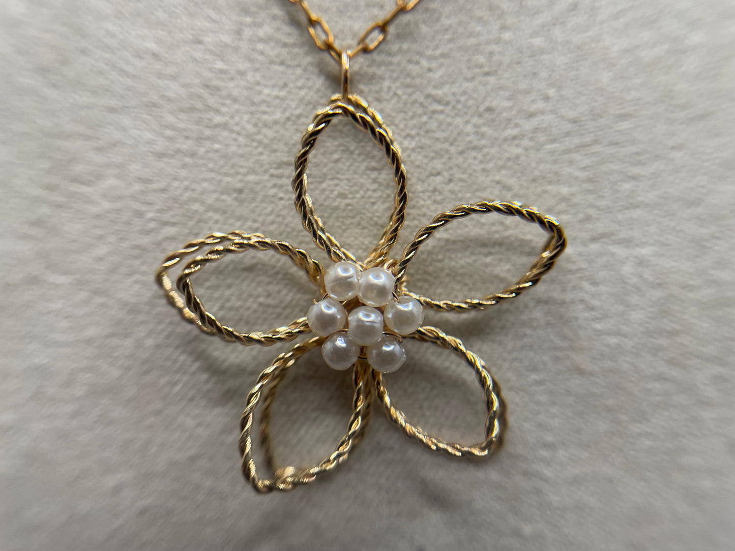 Collier Fleur Doré avec Centre de Perles-20''Sans Nickel