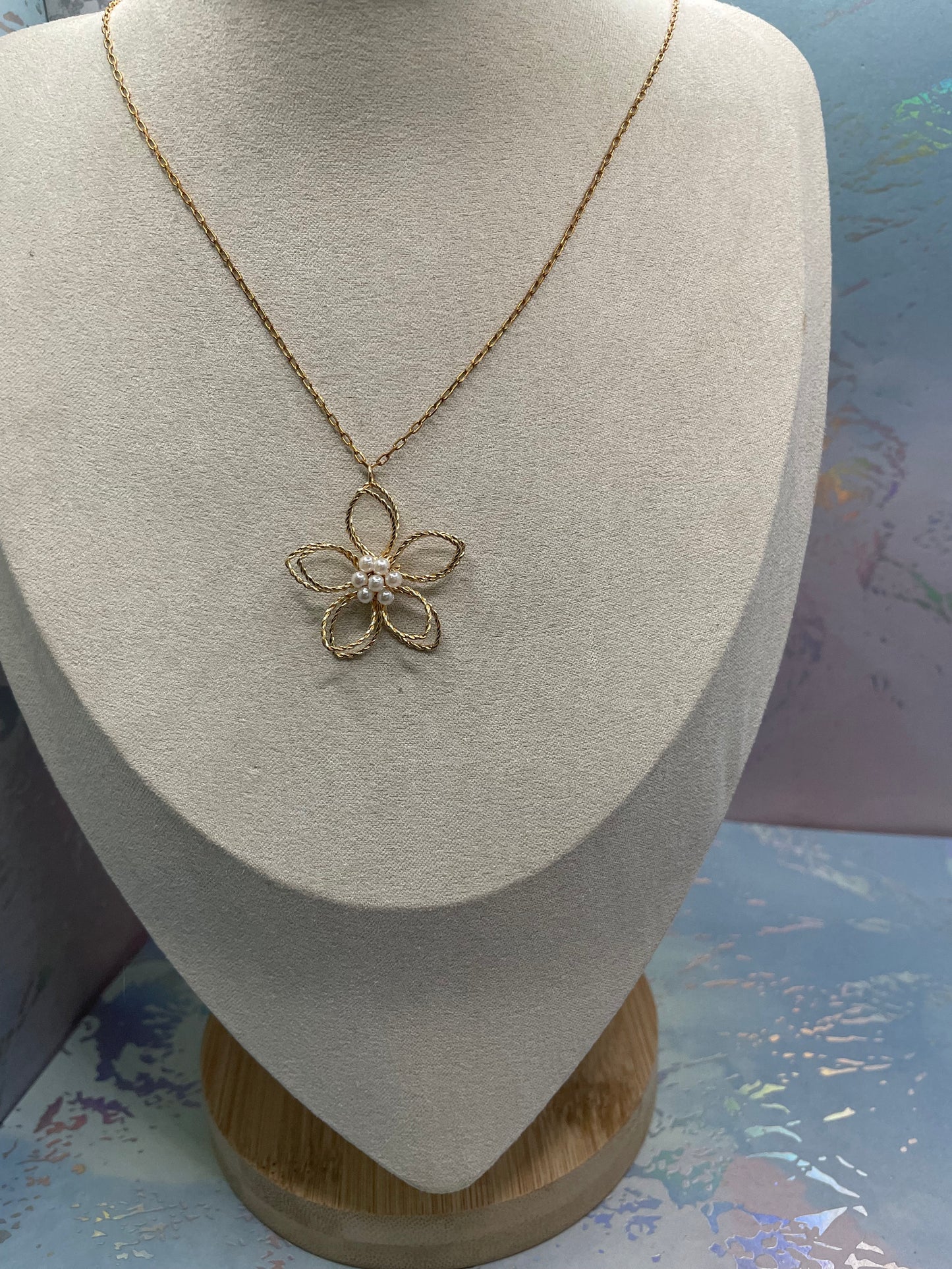 Collier Fleur Doré avec Centre de Perles-20''Sans Nickel