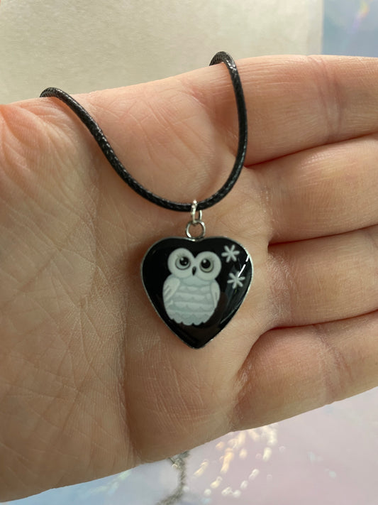Collier Hibou sur Coeur Noir-Corde Noir