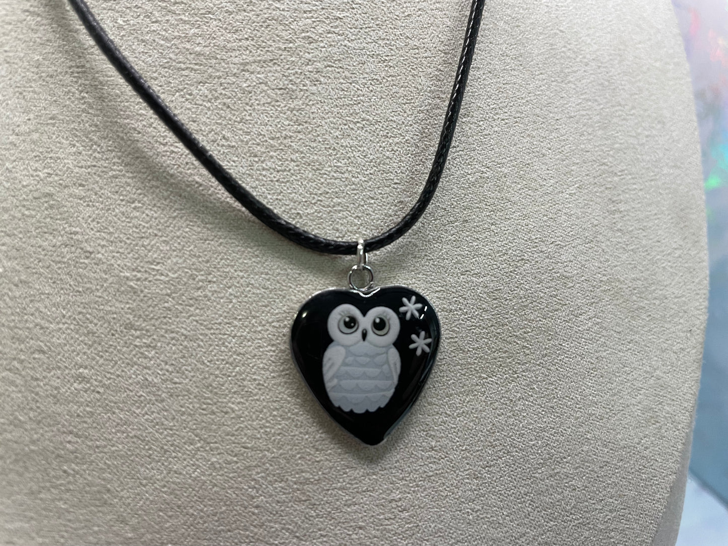 Collier Hibou sur Coeur Noir-Corde Noir