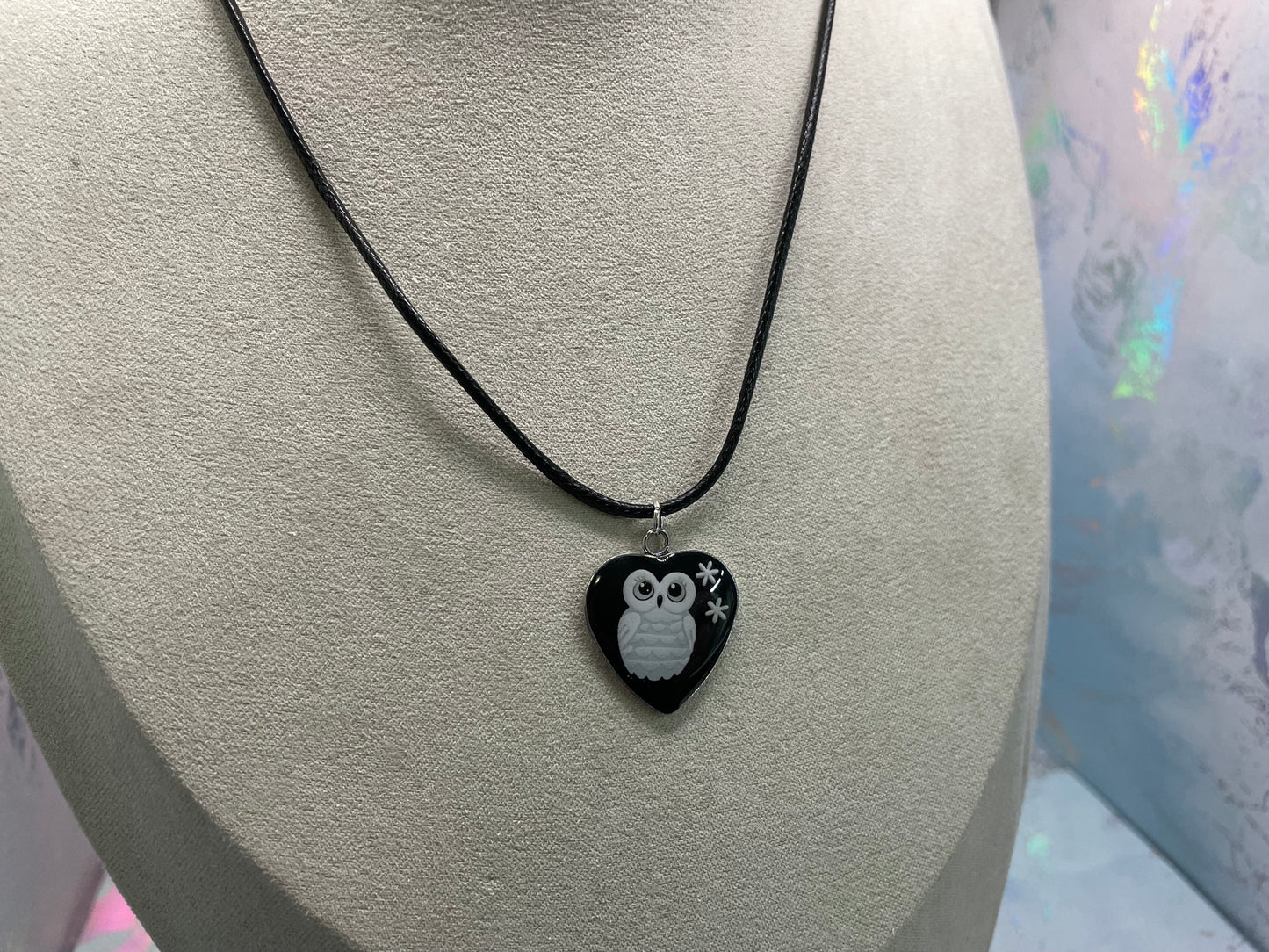 Collier Hibou sur Coeur Noir-Corde Noir