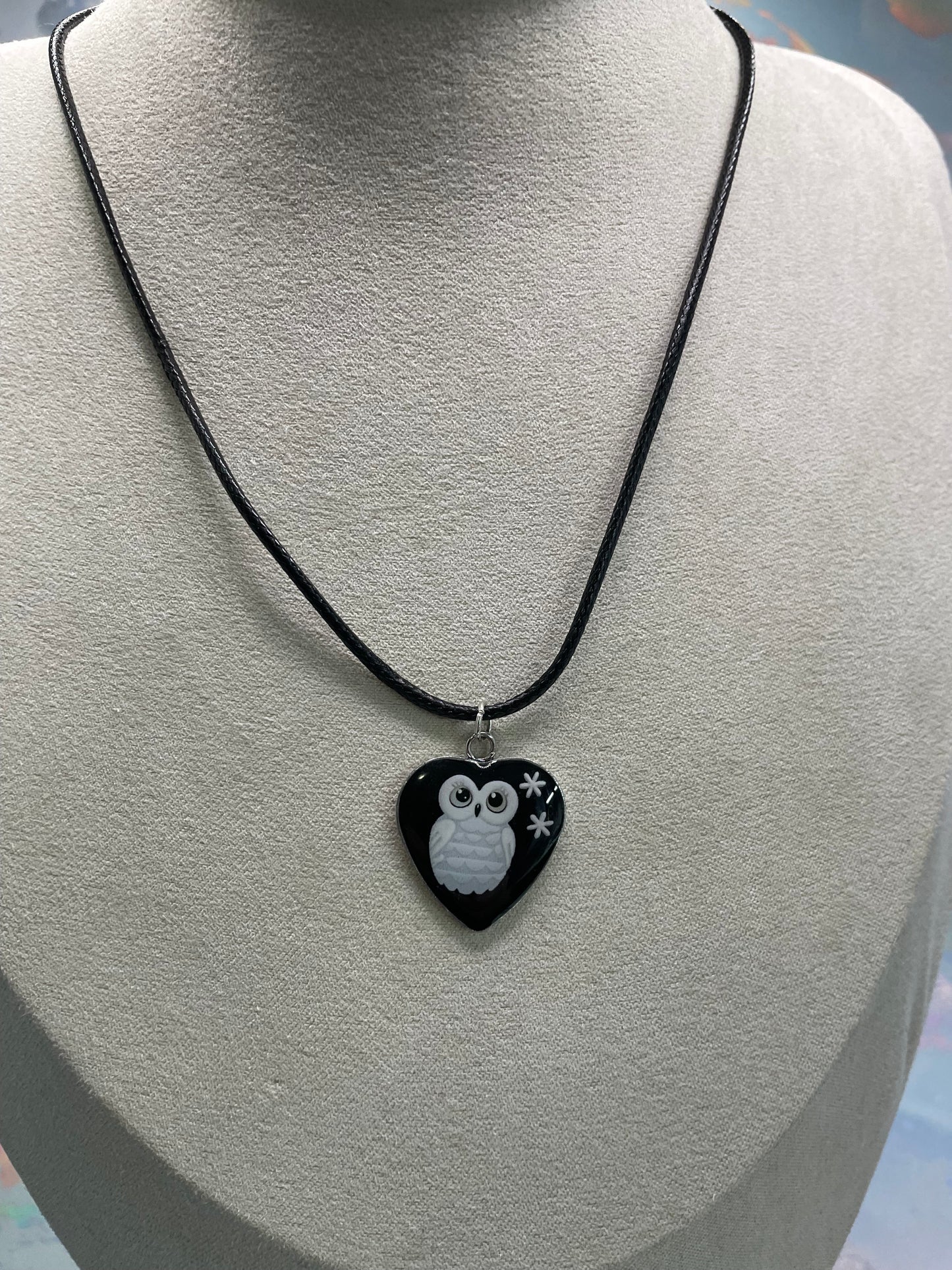 Collier Hibou sur Coeur Noir-Corde Noir