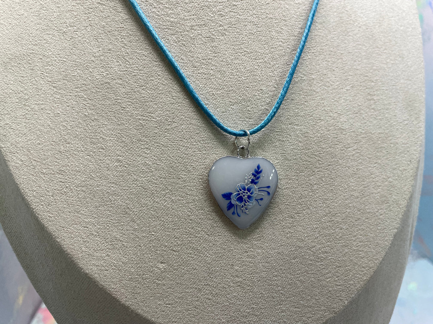 Collier coeur floral -corde bleu