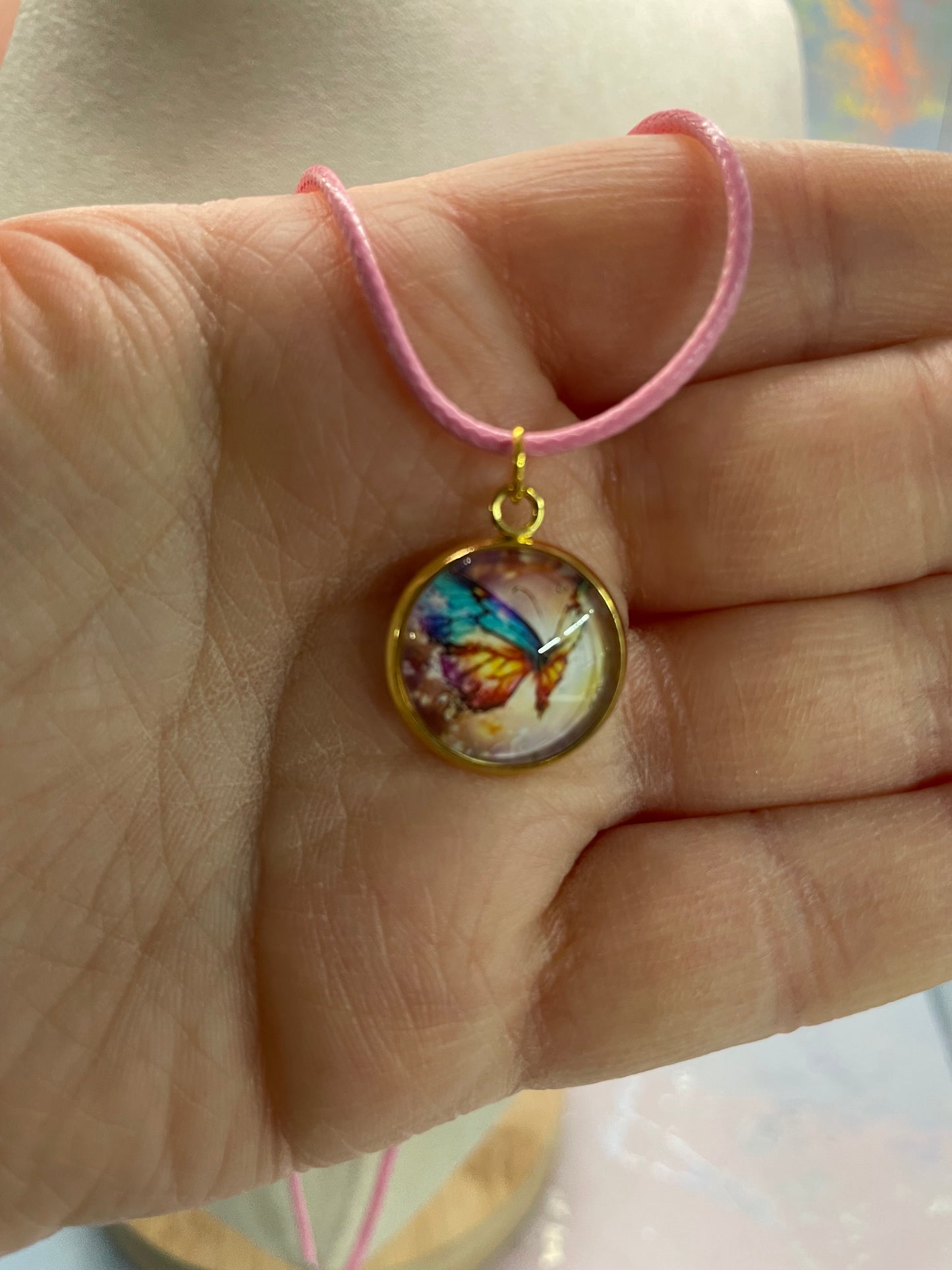 Collier cabochon papillon – Corde rose