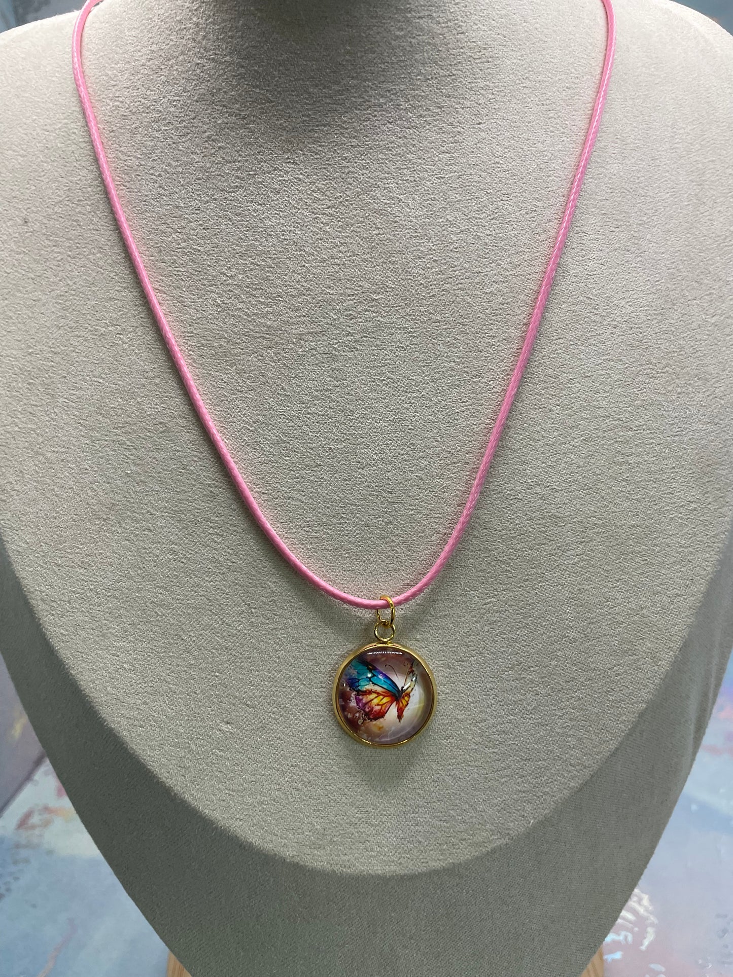 Collier cabochon papillon – Corde rose