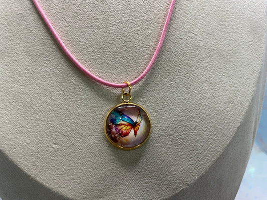 Collier cabochon papillon – Corde rose