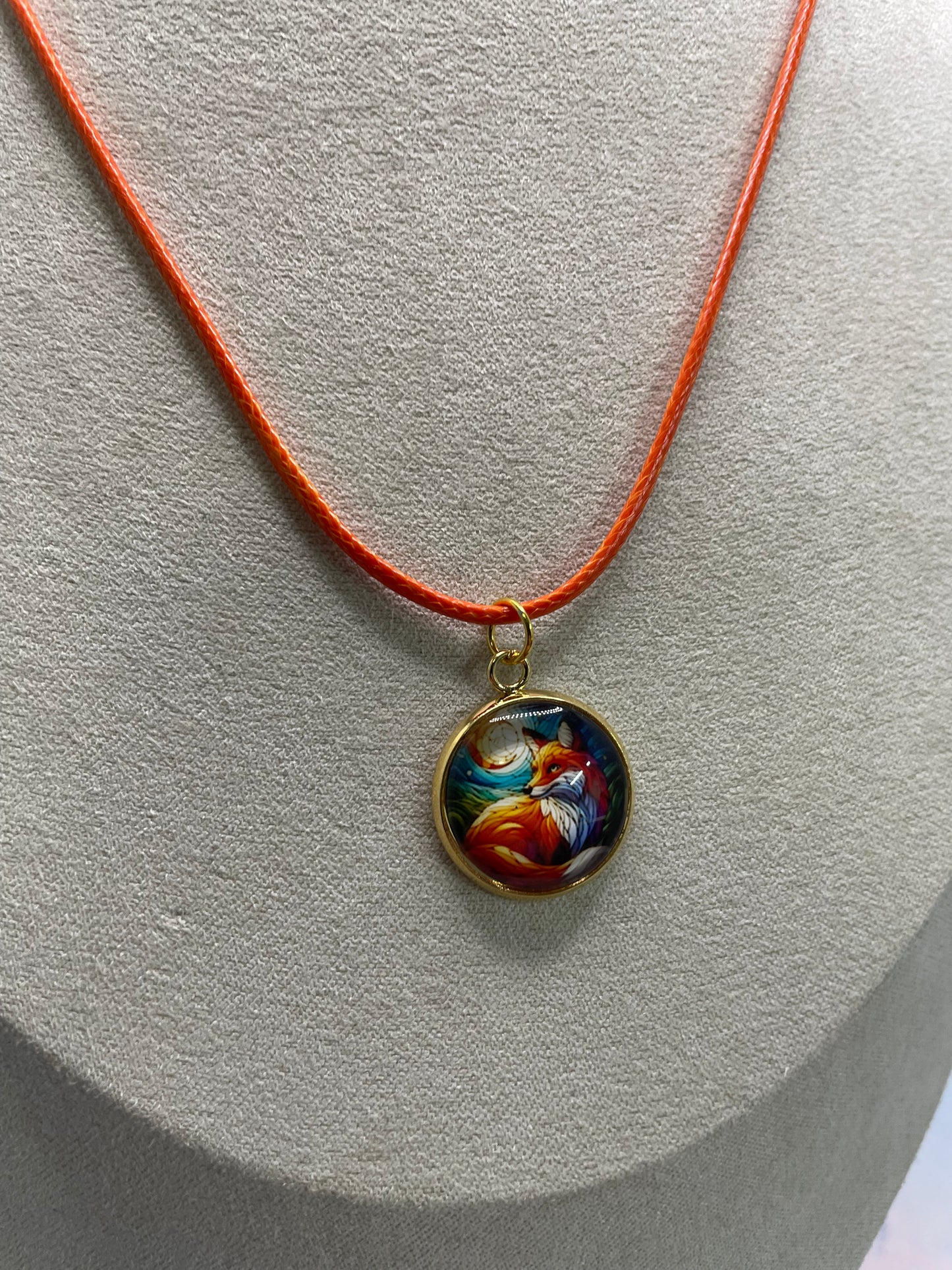 Collier cabochon renard – corde orange