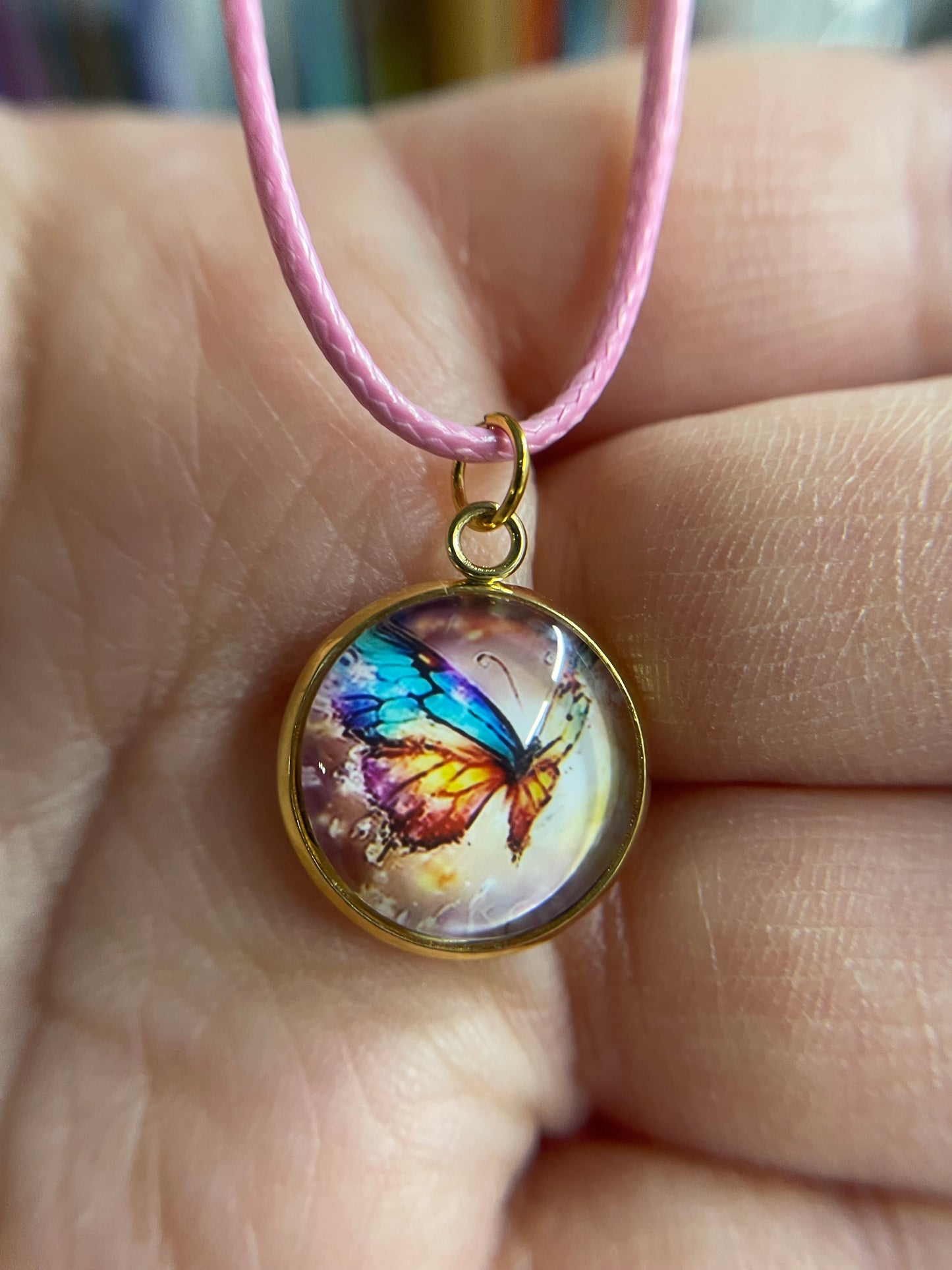 Collier cabochon papillon – Corde rose