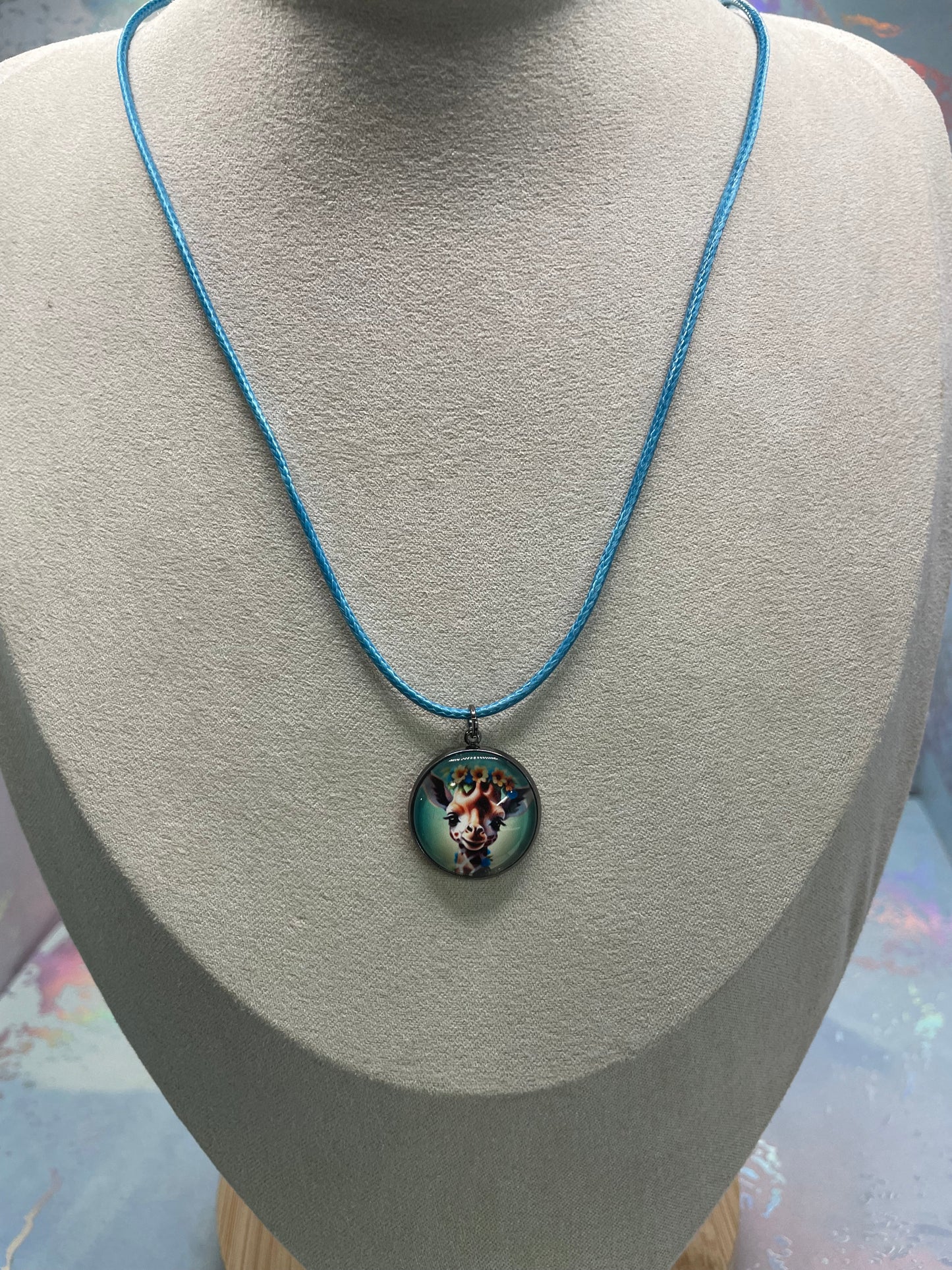 Collier cabochon girafe – corde bleu