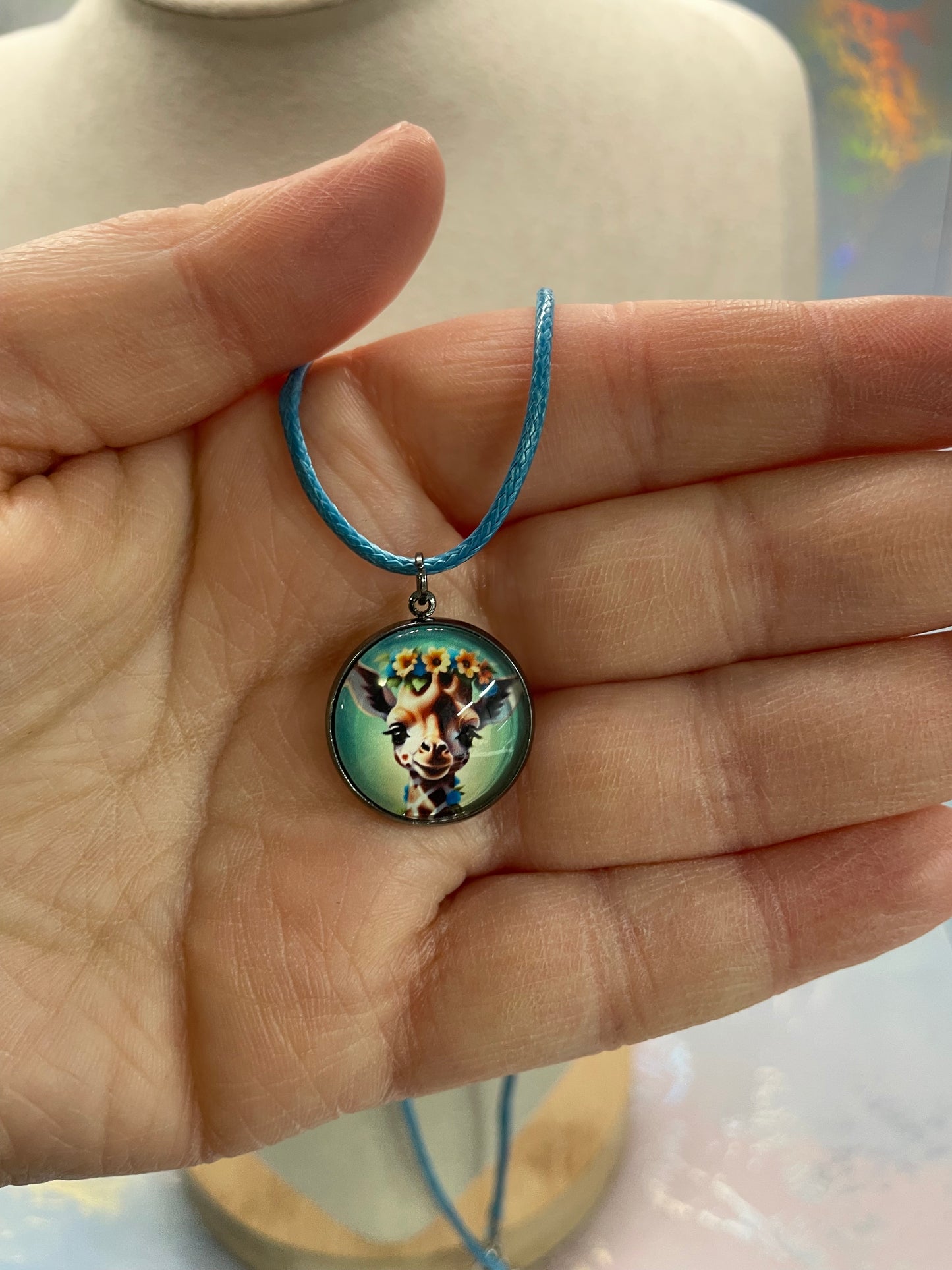 Collier cabochon girafe – corde bleu