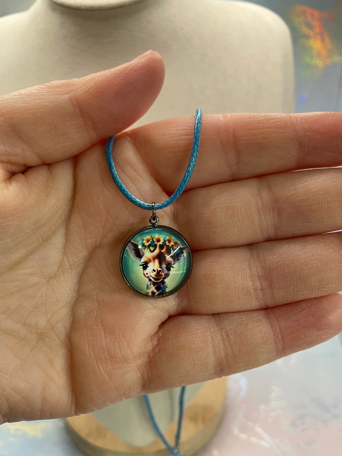 Collier cabochon girafe – corde bleu