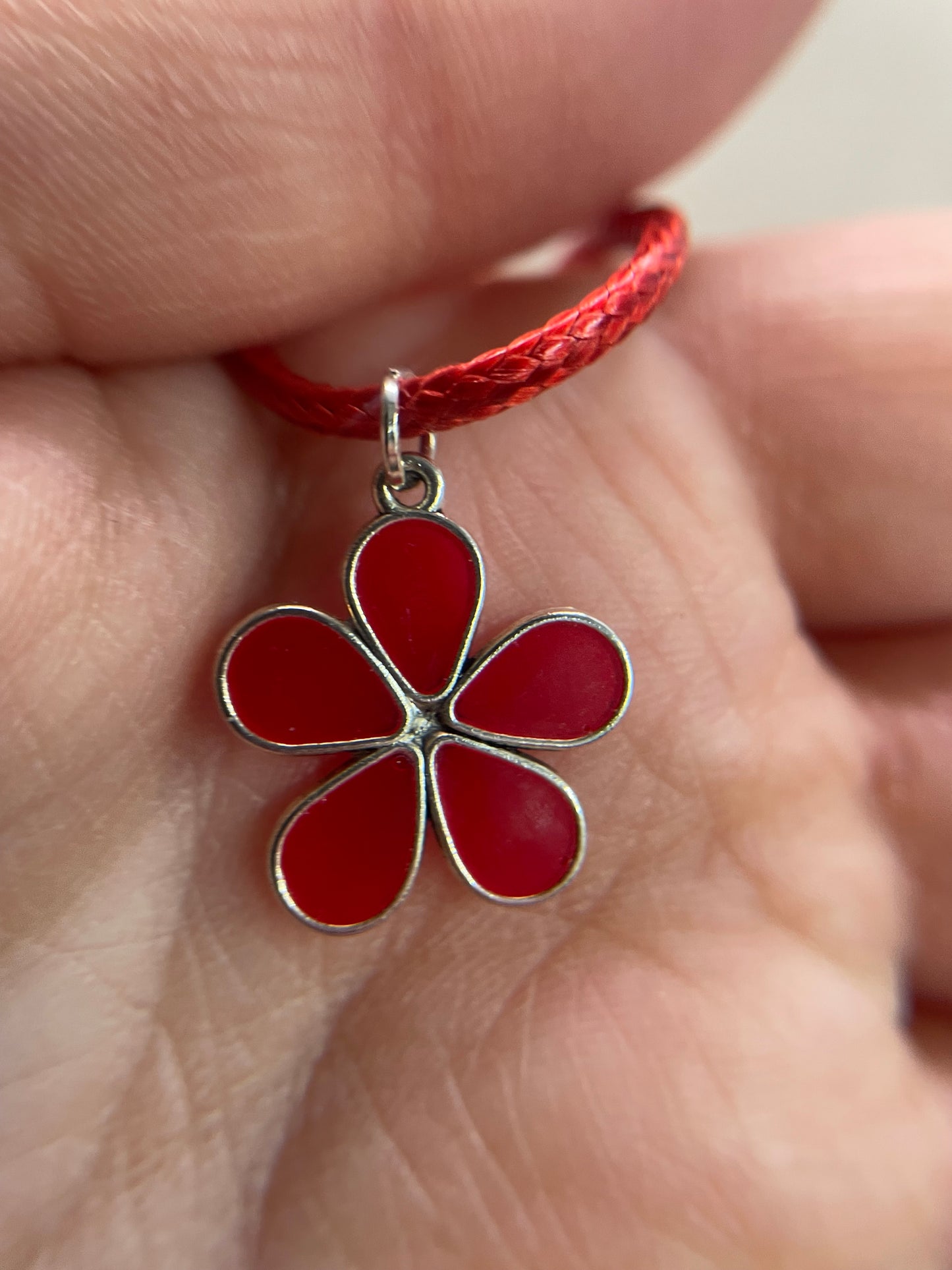 Collier Fleur Rouge-17'' Corde Rouge