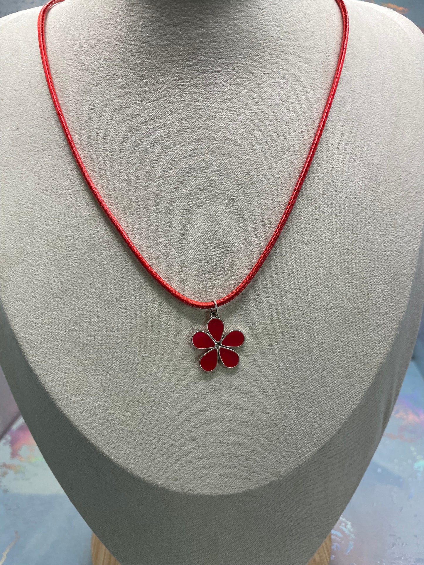 Collier Fleur Rouge-17'' Corde Rouge