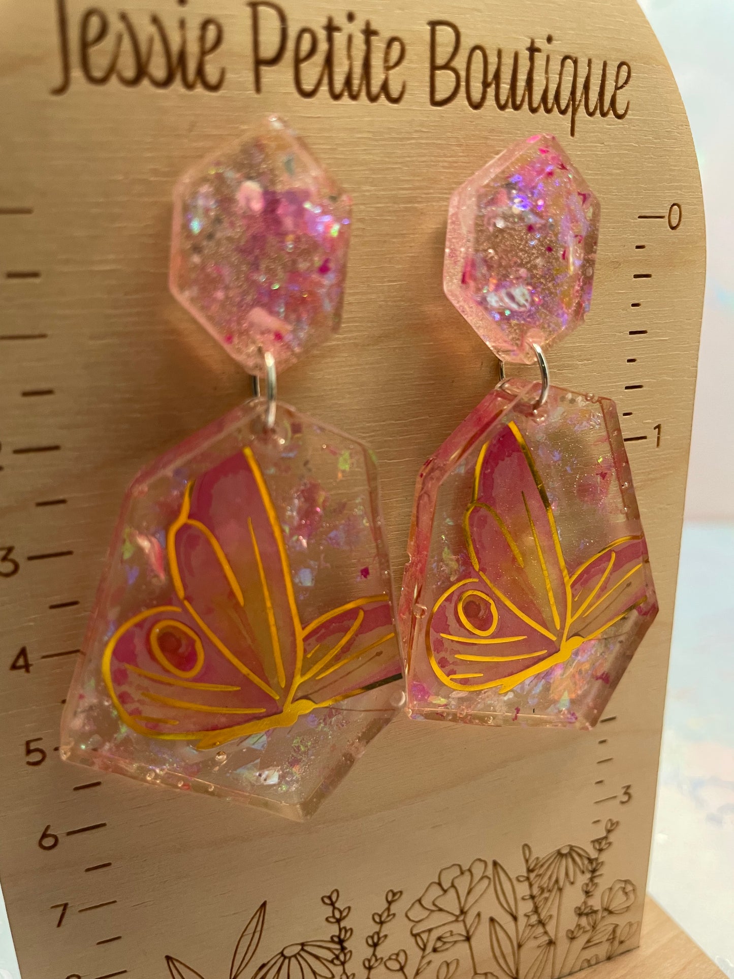 Boucles d'oreilles hexaèdre papillon rose – Hypoallergéniques