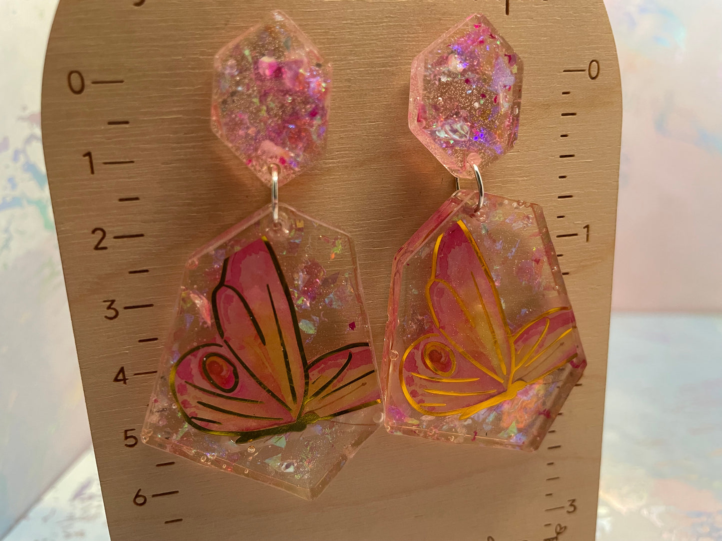 Boucles d'oreilles hexaèdre papillon rose – Hypoallergéniques