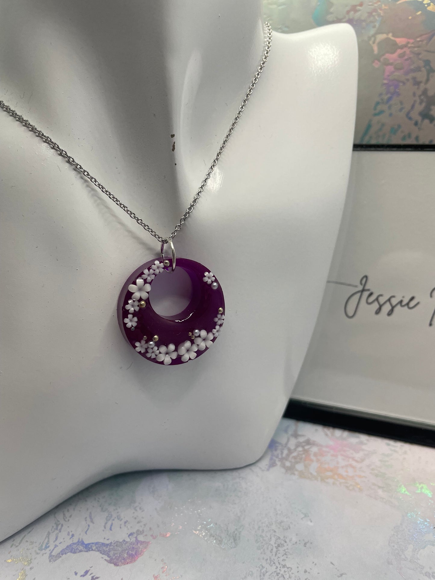 Cercle mauve avec fleurs blanches 20'' Acier Inoxydable