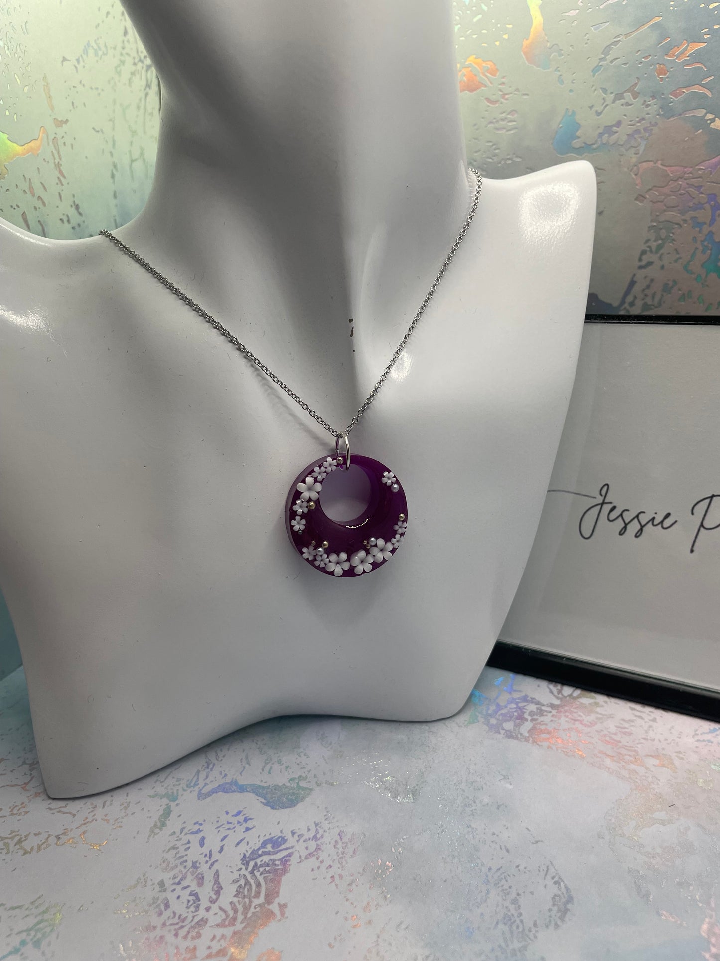 Cercle mauve avec fleurs blanches 20'' Acier Inoxydable