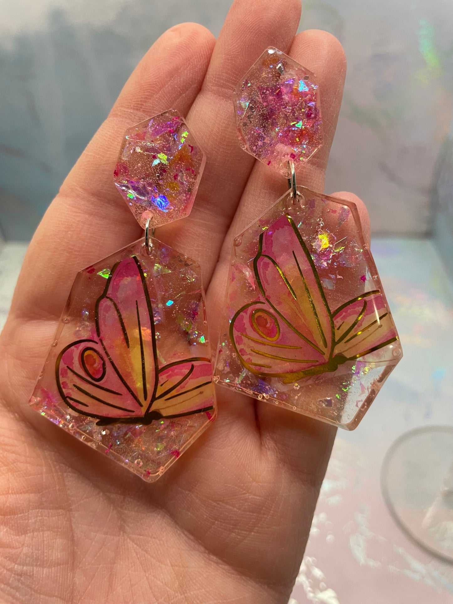 Boucles d'oreilles hexaèdre papillon rose – Hypoallergéniques