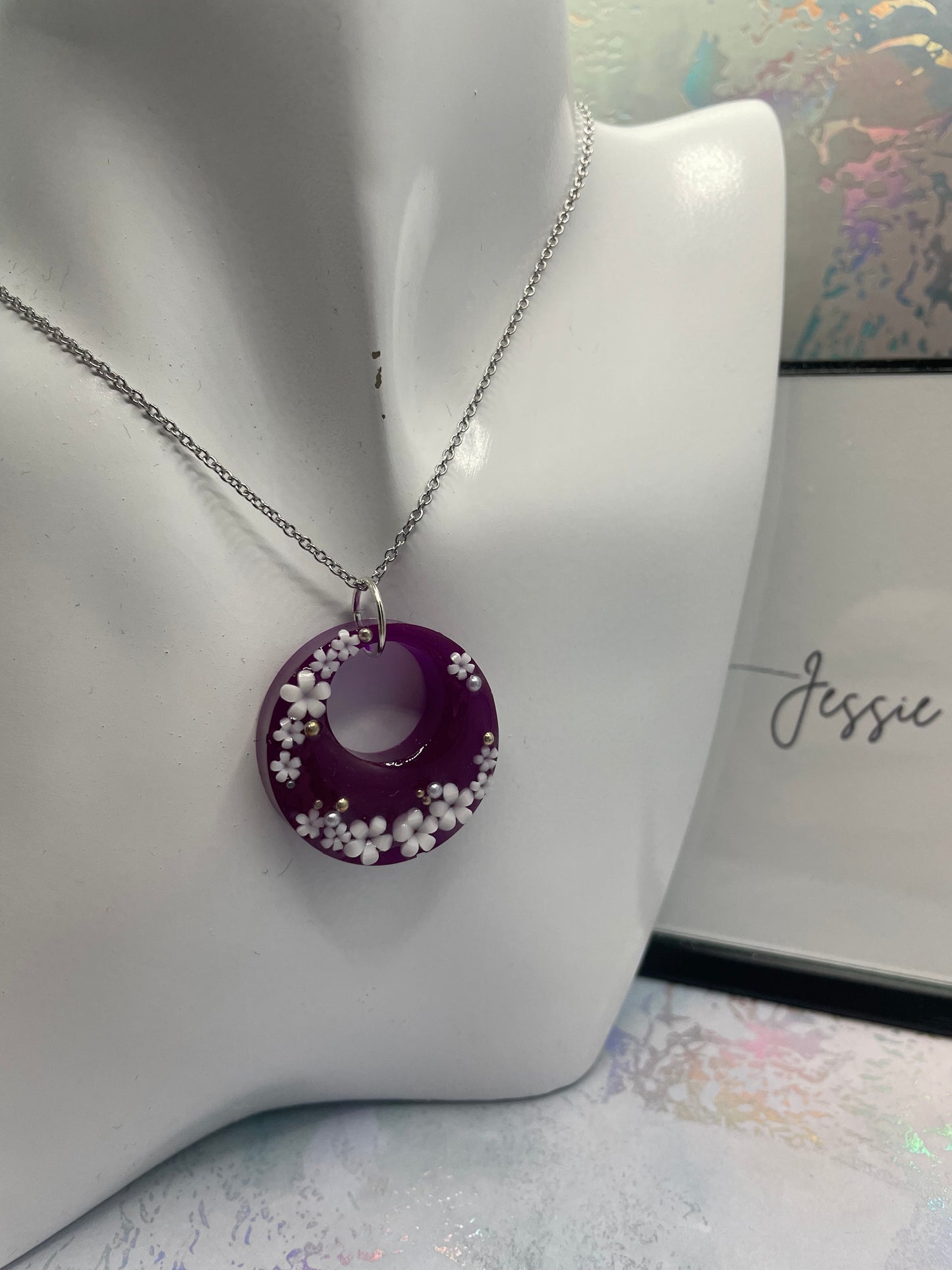 Cercle mauve avec fleurs blanches 20'' Acier Inoxydable