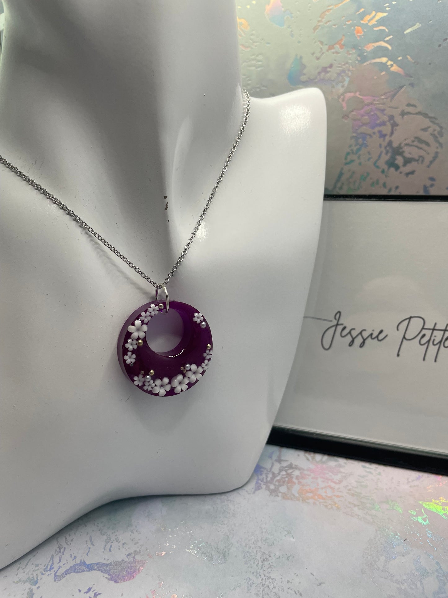 Cercle mauve avec fleurs blanches 20'' Acier Inoxydable