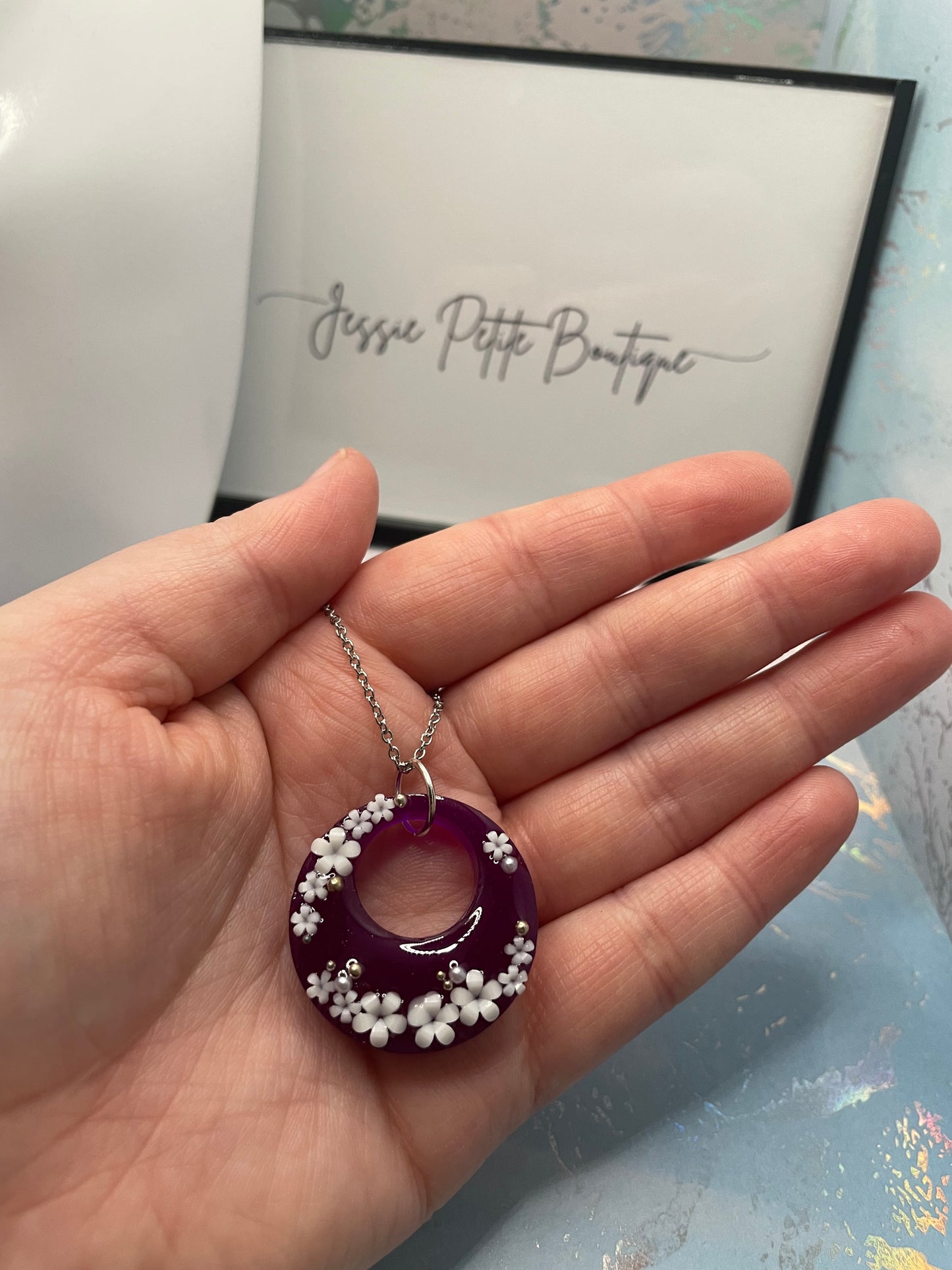 Cercle mauve avec fleurs blanches 20'' Acier Inoxydable