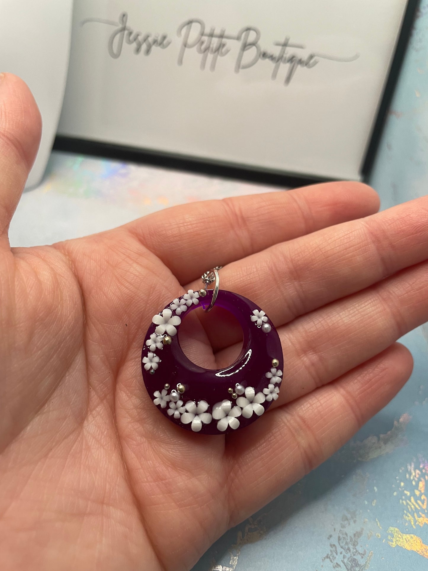 Cercle mauve avec fleurs blanches 20'' Acier Inoxydable