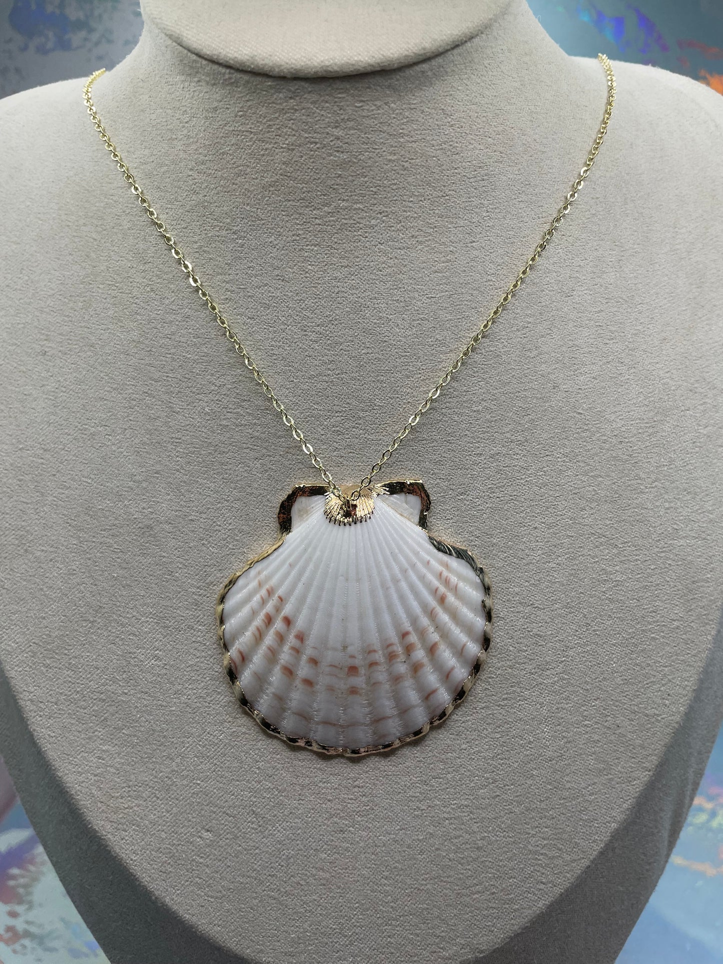 Grand collier coquillage blanc et doré 26''